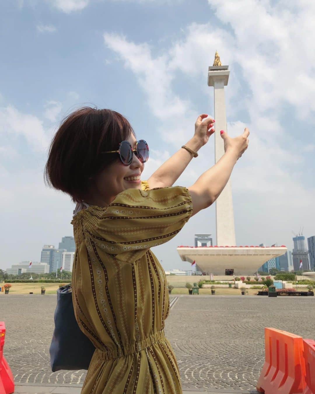 Karinのインスタグラム：「ジャカルタ〜Vol.3〜 MONAS🗼 展望台の上まで登りました😊建物の近くへ行くのに乗ったトロッコみたいな列車が可愛かった🚃  #ジャカルタ #jakarta #monas #バリ #bali #インドネシア #indonesia #パブ #シンガー #シンガーソングライター #音楽 #音楽好きな人と繋がりたい #ライブ #写真 #photo #music #ilovemusic #livemusicphotography #musicgram #karin #singer #singersongwriter」