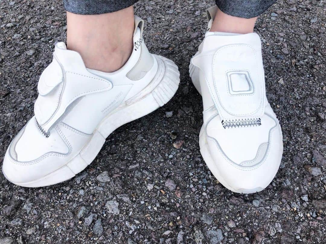 のインスタグラム：「adidasっぽくなくて形、ゴツさ、履きやすさがツボ👟💕 ・ マネージャーさんが大量にスニーカーを持ってるから、衣装に合わせるのに借りちゃった😂 ・ ・ ・ #adidas  #adidasoriginals  #sneakers  #アディダス  #アディダスオリジナルス  #アディダススニーカー  #マネージャー  #スニーカー大好き  #呆れるレベル」