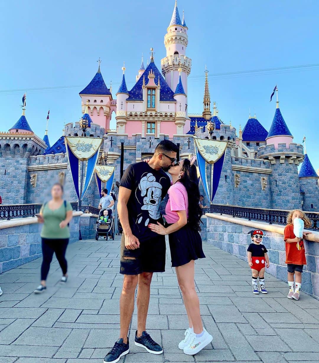 laurag_143のインスタグラム：「You make everyday feel magical ✨✨✨ 🏰 - Kind of bummed I didn’t dress @dhar.mann in the same outfit as the little Mickey kid in the background 🤣😻😻 He’s so freakin KAUTE!!!」