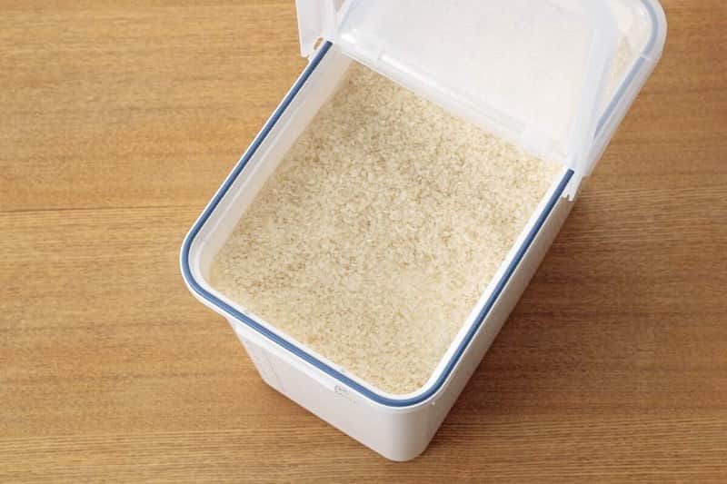 カインズさんのインスタグラム写真 - (カインズInstagram)「みなさんはお米の保存どうしていますか？ 袋のまま保存していると、湿気や酸化により風味が落ちやすくなることも…パッキンでしっかり密閉することで湿気と酸化を防ぎ、お米本来の美味しさを守る『鮮度を保つ密閉米びつ』はいかがでしょうか。 6kg用と12kg用の2サイズで、シンク下などの空きスペースにも無駄なく置けるスクエア型。主張しすぎないホワイトカラーなので、目につきやすいパントリーに収納しても、キッチンにそのまま置いてもおすすめです。 . 鮮度を保つ密閉米びつ（計量カップ付き） 6kg/12kg 価格 980～1,280円(税込) . 詳しくはこちら http://www.cainz.com/shop/g/g4549509583899/ . ※一部店舗によりお取り扱いがない場合がございます。ご了承ください。 . #米びつ #密閉 #パッキン #鮮度 #保存 #スクエア型 #計量カップ #インテリア #ricestorage #sealed #rubberpacking #freshness #keep #squaretype #measurecup #interior #米びつ収納 #パントリー収納 #キッチン収納 #cainz #cainzhome #カインズ #カインズホーム #くらしにららら」9月4日 12時02分 - cainz_official
