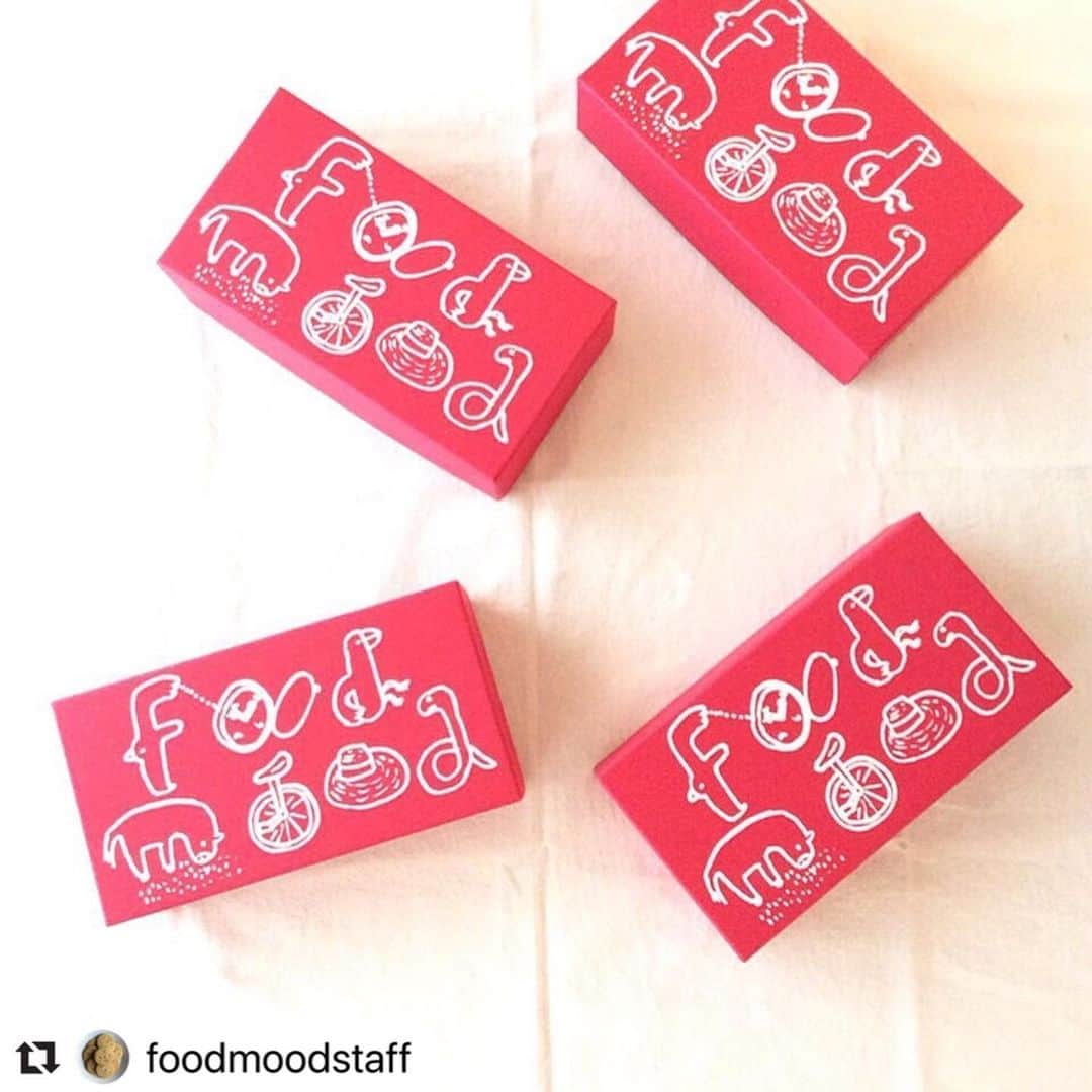 なかしましほ（foodmood）さんのインスタグラム写真 - (なかしましほ（foodmood）Instagram)「#Repost @foodmoodstaff with @make_repost ・・・ 本日より店頭にて ピンクのハーフBOX (ピーナツバタークッキー、青のりとカシューナッツのクラッカー、メイプルグラノーラ) を数量限定で販売します。  賞味期限が、9月18日(水)までとなりますのでご了承ください。  お取り置きも承りますので、ぜひお早めにお電話くださいね。  フードムード ☎️042-573-0244  #なかしましほ  #フードムード  #クッキーbox  #ピンク  #クッキー #おやつ」9月4日 12時01分 - foodmoodshop