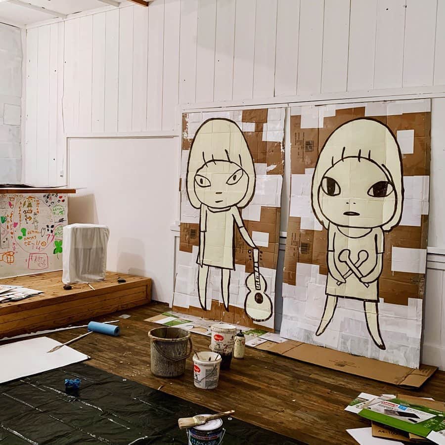 奈良美智のインスタグラム：「cardboard paintings. and kids at night.」