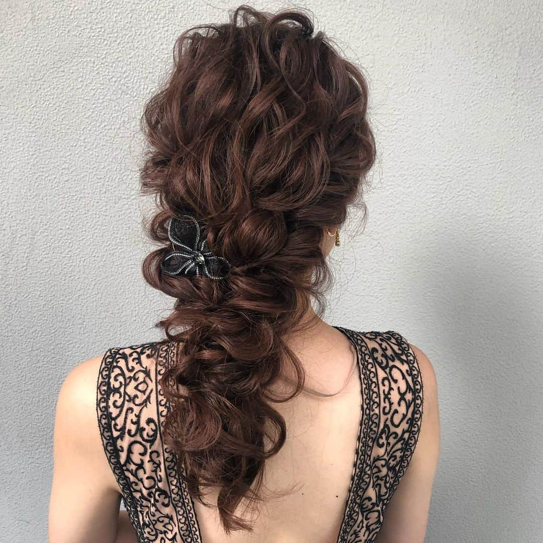 Tomoyo Kitamuraさんのインスタグラム写真 - (Tomoyo KitamuraInstagram)「先日のお客様。 大人ルーズな編みおろし。  #ヘアメイク #ヘアセット #ヘアアレンジ #ヘアスタイル #銀座#美容師 #ウェディング#ウェディングヘア #ブライダル#ブライダルヘア #結婚式#プレ花嫁#花嫁#前撮り#着物#浴衣 #シニヨン#ダウン#夜会巻き #ヘアメイクリハーサル #bride#bridehair#bridal#updo#upstyle」9月4日 12時02分 - tmy_o3.pugmi