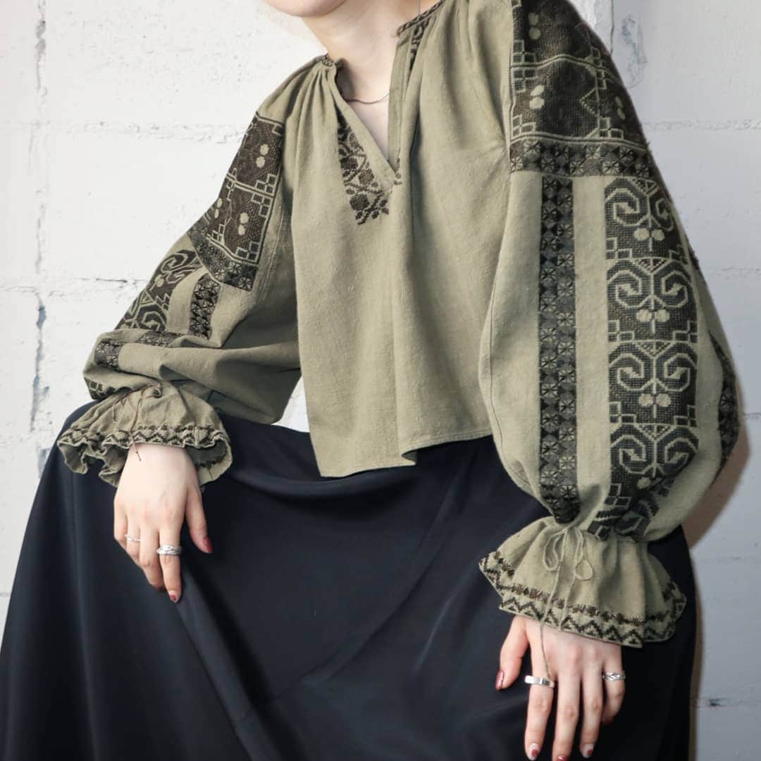 吉祥寺 古着屋 Orfeoのインスタグラム：「Ukrainian Embroidery Smock  #orfeo #kichijoji #tokyo #vintage #used #fashion #coordinate #outfit #オルフェオ #吉祥寺 #東京 #古着 #古着屋 #ヴィンテージ #ユーズド #ファッション #コーディネート  掲載商品のお問い合わせはメールにて承っております。コメント、DMでのお問い合わせは受け付けておりませんのでご了承ください。」