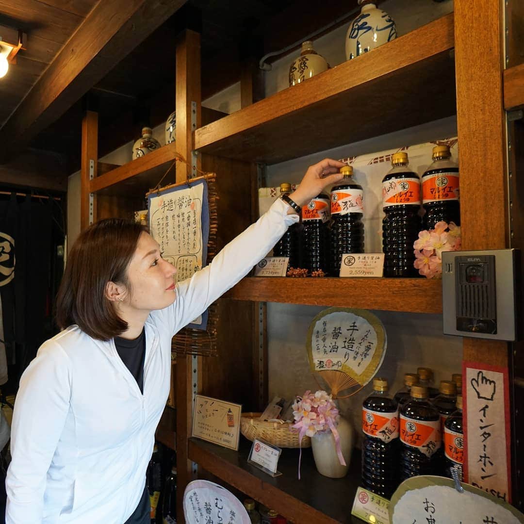島田市さんのインスタグラム写真 - (島田市Instagram)「茶輪子企画「マルイエ醤油川根本家」の紹介！  茶輪子（ちゃりんこ）企画で訪れた素敵なお店を紹介します。 令和元年4月16日、茶輪子で島田市川根町にある「マルイエ醤油川根本家」さんを訪れました。 明治43年創業、歴史の重みを感じさせる店の奥で、その伝統の味は守られています。 仕込みから店頭に並ぶまで、一つ一つの工程を職人達の手作業により丁寧に行い、安心安全な美味しい味噌醤油を造っています。 味噌醤油は、まろやかで深みのある味わい、香りも豊かです。 また、スプレー醤油やけいこのゆずみそなど使いやすさや料理への相性なども考えた商品もオススメです。 自転車で数分で「野守の池」も訪れることが出来ますよ。ここは、ヘラブナ釣りのメッカとしても知られています。 大井川鐵道「家山駅」を2駅北上した無人駅「川根温泉笹間渡駅」や「駅舎Cafeひぐらし」の雰囲気も抜群です。  #茶輪子 #マルイエ醤油 #サイクリングプロジェクト #ちゃりんこ #島田市緑茶化計画 #greentea #お茶 #緑茶 #川根 #shimada #醤油 #味噌 #けいこのおみそ #無人駅 #川根温泉笹間渡駅 #カフェひぐらし」9月4日 12時05分 - shimadacity_shizuoka_official