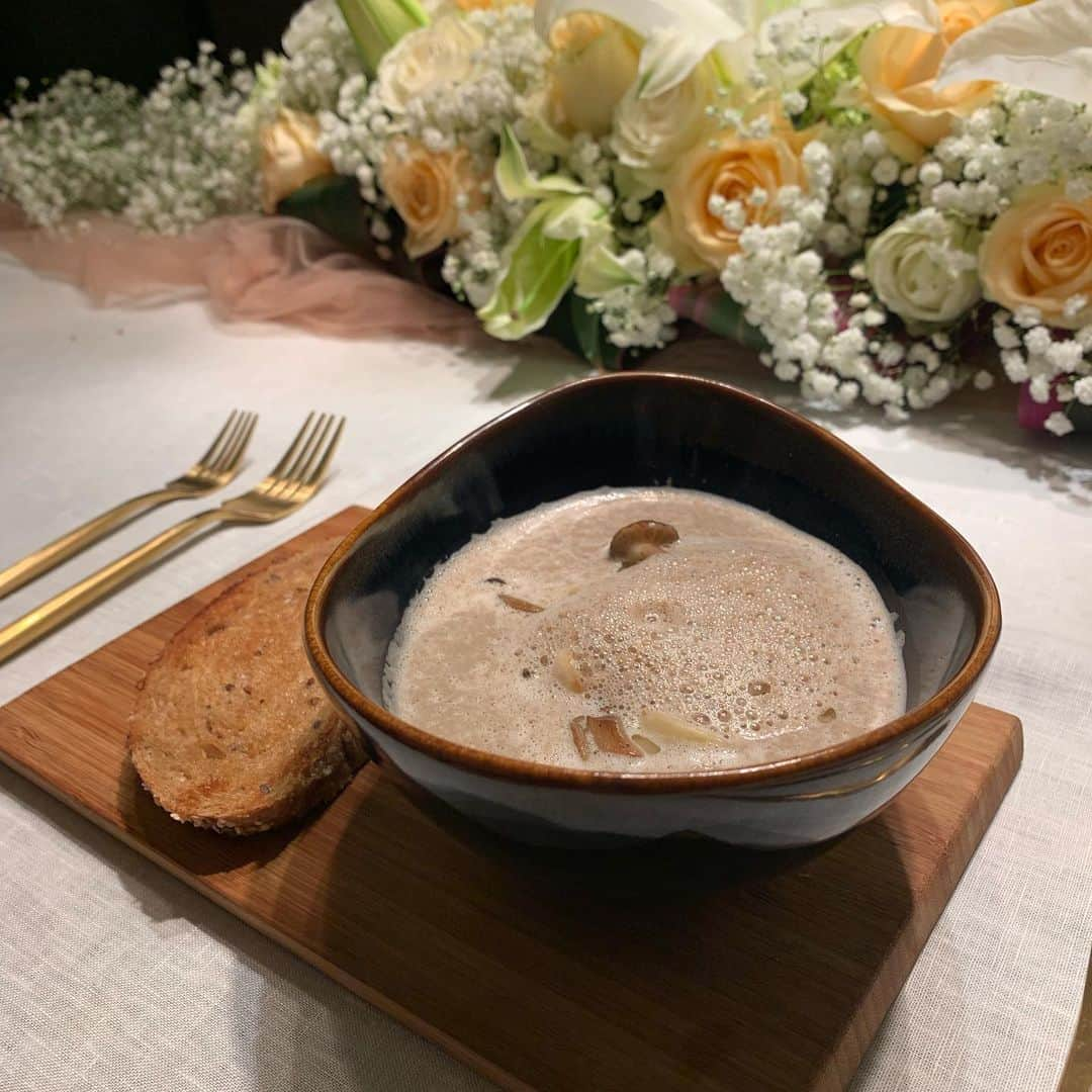 Raisa Andrianaさんのインスタグラム写真 - (Raisa AndrianaInstagram)「Anniversary dinner and a walk down the memory lane in our wedding suite @ayanajakarta . Swipe to see the amazing food we had from #BlueTerrace ❤️ #AyanaJakarta #AyanaSuite #AyanaWeddings」9月4日 12時08分 - raisa6690