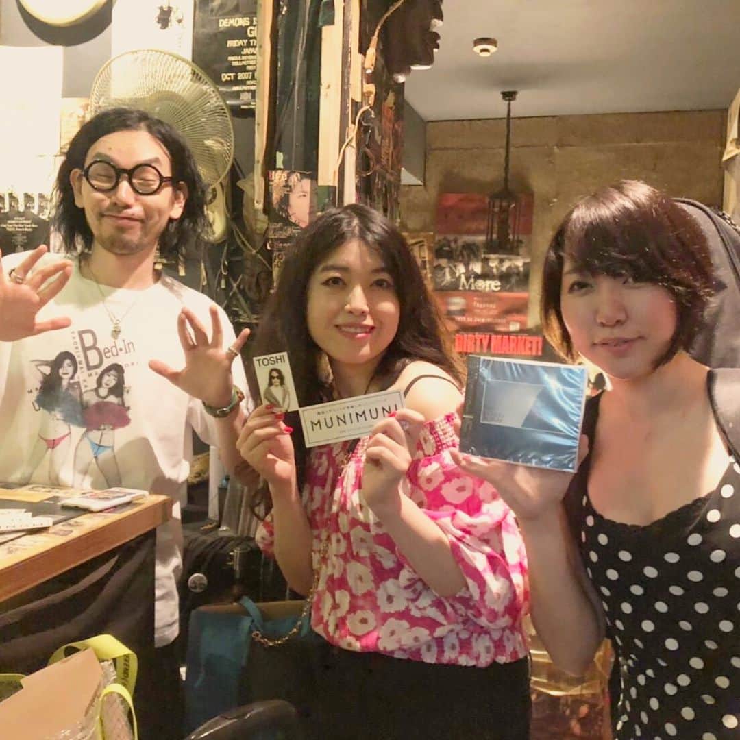 のインスタグラム：「・ ・ 「下の口唇」名付けの親は #MUNIMUNI の加納摩天楼さまです♡（何、この表情！） ・ 実はちゃんまいは下半身もすすり泣くシティー派バンド（安全地帯、バービーボーイズなどのカバーバンド）「BIG JOKE」でもご一緒していたヌキつヌカれつなお兄さんだよ！ ・ #MUNIMUNI 格好いいからみんな聴こう！フッフー！ ・ ・ バンド名の候補を他にも出してくれていた摩天楼さま。 ・ ■ハウエバーは突然に ■グロリアヌス ■下の口唇 ・ の中から選ばせていただきました！ この日はやまだかつてないサラダ記念日になったね！ ・ ・ #ベッドイン #japanese #sexy #idol #池袋手刀」