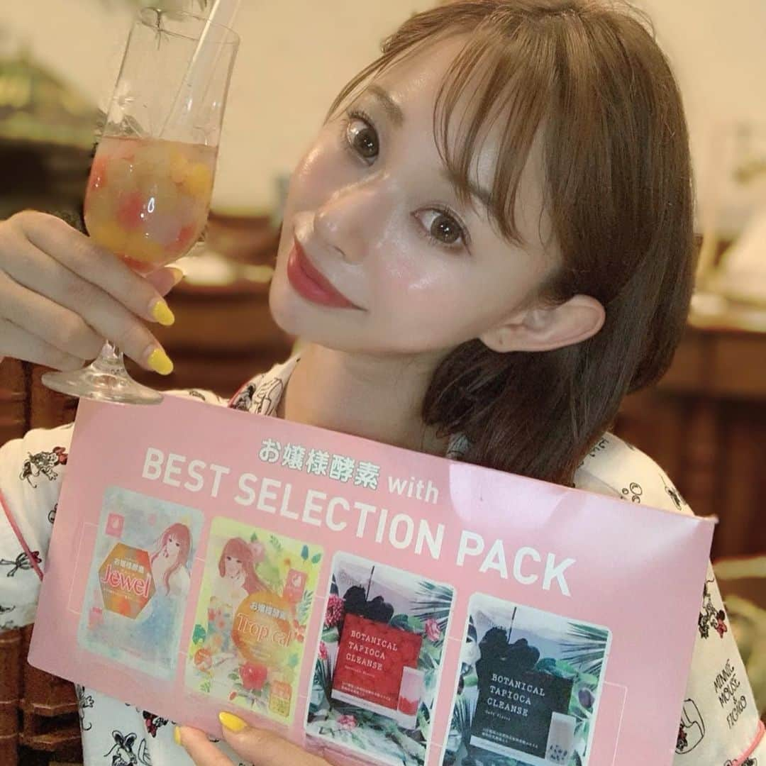 karen okajimaさんのインスタグラム写真 - (karen okajimaInstagram)「ㅤㅤㅤ ㅤㅤㅤ お嬢様酵素BEST SELECTION PACKをゲットした❤️ ㅤㅤㅤ  1000万袋突破の大ヒット商品で、 お嬢様酵素Jewel、お嬢様酵素Tropical  ボタニカルタピオカクレンズ (カフェフレーバー・カクテルフレーバー) の4種類が1つずつ入った豪華セットやねん🥰 ㅤㅤㅤ  かれんは定番のお嬢様酵素Jewelを 置き換えしてみたよっ✨ 酵素ドリンクてあんまり美味しくない イメージやったけど、、、 これは美味しいし可愛いしで続けられる🙆‍♀️ ㅤㅤㅤ  このタピオカがもちもちで 美味しいんだな〜😋👏❤️ ㅤㅤㅤ  @rivaland_ojyosamakouso @inga_tropicalhouse  ㅤㅤㅤ  #お嬢様酵素jewel #お嬢様酵素tropical #ボタニカルタピオカクレンズ #美容  #酵素 #ダイエット  #タピオカ #diet  #healthydrink #岡島かれん」9月4日 12時12分 - karenokajima0318