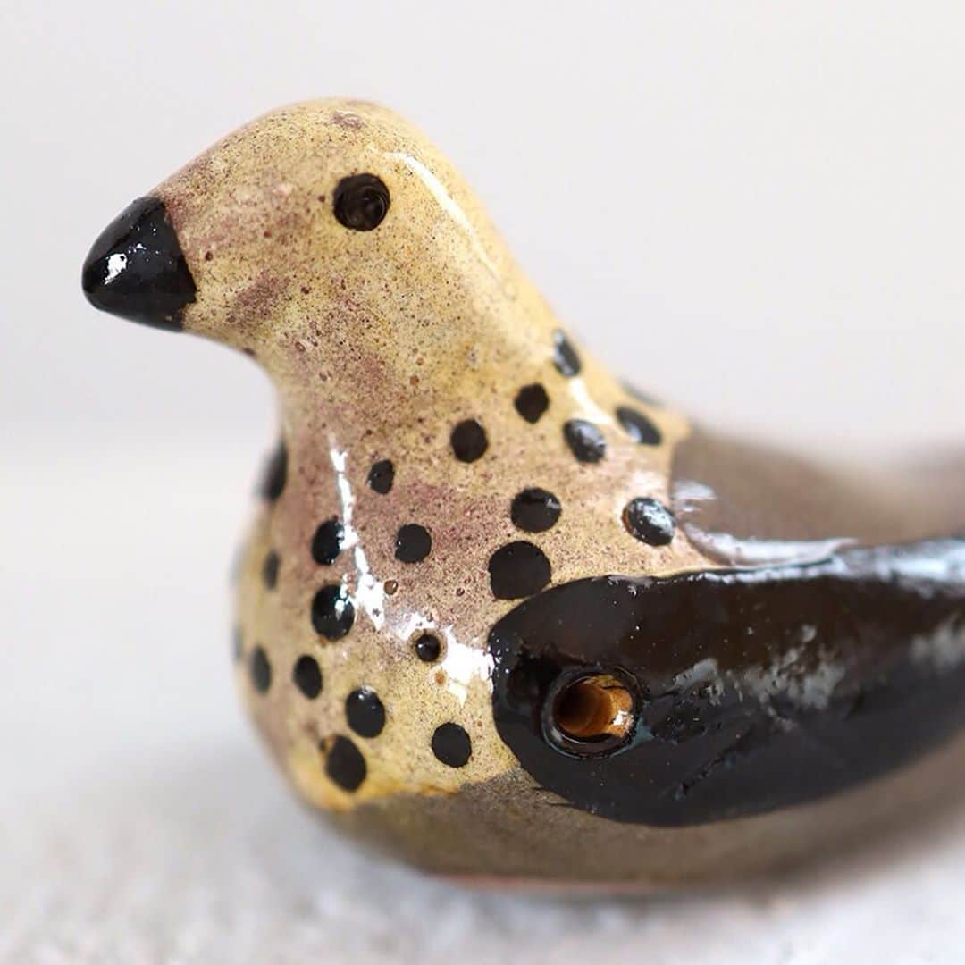 オルネ ド フォイユさんのインスタグラム写真 - (オルネ ド フォイユInstagram)「【WEBショップ入荷情報】﻿ ﻿ やさしいフォルムと、とぼけた表情になごむリトアニアの陶器の鳥笛が入荷しました！﻿ ﻿ 鳥笛はリトアニアでは16〜17世紀ごろから玩具として作られている民芸品で、この鳥笛も昔ながらの道具でひとつひとつハンドメイドされています。﻿ ﻿ お部屋の一角にちょこんと置いておくだけで、ほっこり和ませてくれますよ。もちろん笛として吹き鳴らすこともできます。﻿ ﻿ ひとつひとつ個性がある鳥なので、どんな子が届くかはぜひお楽しみに。﻿ ﻿ ﻿ ●こちらの商品は不動前店、吉祥寺店でもお取り扱いしております。﻿ ﻿ ———————————————﻿ ◯WEBショップに関するお問い合わせ◯﻿ オルネ ド フォイユWEBショップ﻿ TEL：03-6876-7832　﻿ （午前10時～午後6時／土日祝定休）﻿ e-mail：order@orne.co.jp﻿ ﻿ ﻿ #鳥笛 #リトアニア #lituania #madeinlituania  #リトアニア雑貨 #鳥雑貨 #オブジェ  #陶器 #陶器オブジェ #置物 #動物オブジェ #鳥オブジェ #鳥グッズ #工芸品 #民芸品 #陶器 #handmade #ハンドメイド #interior #インテリア#livstagram #instahome #living #livingroom #ornedefeuilles #オルネドフォイユ」9月4日 12時20分 - ornedefeuilles