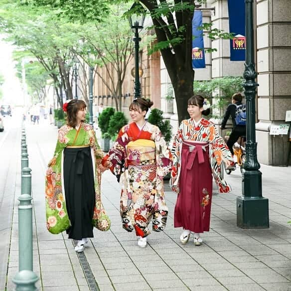 TAKAMI BRIDAL 神社和婚さんのインスタグラム写真 - (TAKAMI BRIDAL 神社和婚Instagram)「【大丸神戸店　レンタル袴受注会】 卒業式や謝恩会に人気の袴スタイル。 期間中は、普段より品ぞろえが充実しております。 お気に入りをじっくりお選びいただけます。 . --------------------------------------------------------------- 開催期間：9/4(水)～9/10(火) . ※最終日の受付は16：00まで 開催場所：大丸神戸店7階中央イベントスペース --------------------------------------------------------------- . また、お得なセットプランやロケーション撮影プランなどもございます。 . 友人と過ごす学生生活の大切な１日が素敵な想い出に変わりますように。 . . お問い合わせはこちらです↓↓↓ 大丸神戸店：8階　 ブライダルサロン　コスチュームレンタル：フリーダイヤル　 0120-10-2722 . #大丸神戸店#居留地 #daimarukobe#daimaru #卒業袴#卒業式袴#卒業袴ヘア#卒業式ヘア#卒業式レンタル#卒業式#卒業式コーデ #卒業式ヘアセット#袴#大学卒業#袴ヘア#袴レンタル #TAKAMIBRIDAL#takamibridal」9月4日 12時26分 - takamibridal_wakon