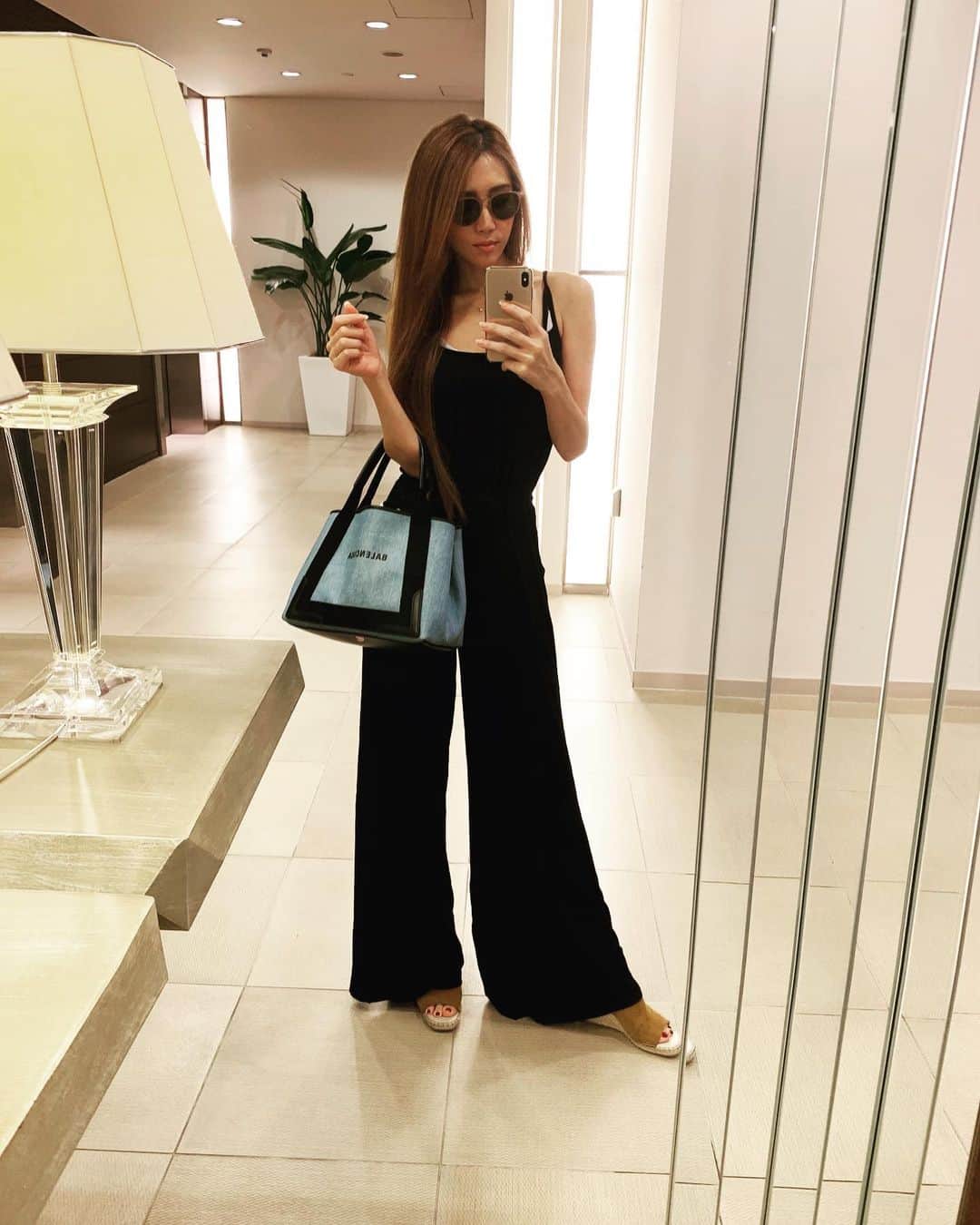 のインスタグラム：「. . 今朝はいつも早起きな凜が珍しく起きなくて 私も二度寝をしてしまいました🐒 . なんか一気に気温下がったね… もう上着が必要になるね🥺 みなさん体調崩さないように気をつけてね🤢 . . #女の子ママ #シングルマザー #シンママ #シンママライフ #アラフォー #アラフォーママ #ロングヘア #サラサラヘアー #ストレートヘア  #ママでも綺麗に #ママさんと繋がりたい  #172cm #172cmコーデ #背が高い #シンプルコーデ  #ママコーデ #momfashion #ootd #outfit  #momlife #balenciaga #tiffany #longhair  #데일리룩 #패션 #패션스타그램 #데일리코디」