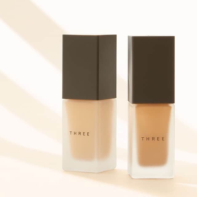 のインスタグラム：「＜この秋の”SECOND SKINCARE” 001＞ . 9月の肌は、夏が残していった“ダメージの置き土産”のせいで急激に乾燥しがち。 これから訪れる季節をうるおいと透明感あふれる肌で過ごすために。 今月は、その鍵を握る「セカンドスキンケア」という発想のベースメイクアップについてご紹介していきます。 . SNSでは5回に渡ってお届けする、この時季におすすめのアイテムや組み合わせを一覧で見たい方は、こちらから。 https://bit.ly/2RlqgW2 店頭でのパーソナルなカウンセリングも、ぜひご利用ください。 https://bit.ly/2khYUnF . #threecosmetics #オータムベースメイクアップ #セカンドスキンケア」