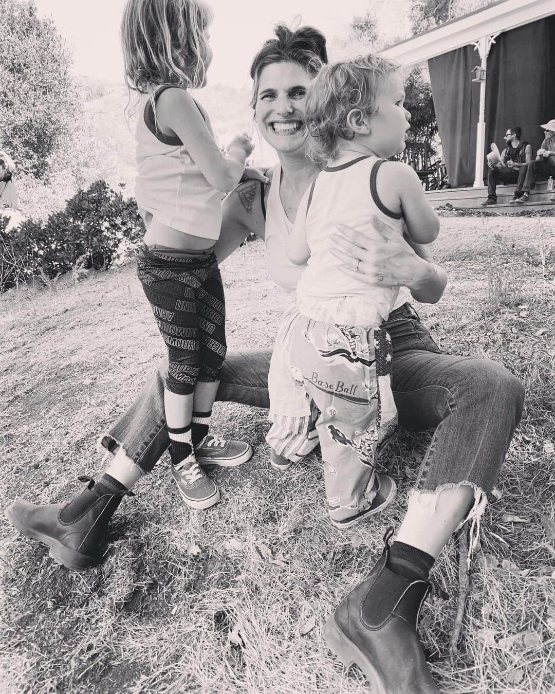 レイク・ベルのインスタグラム：「When your kids come visit you at work and you duck-footed & dork-city...」