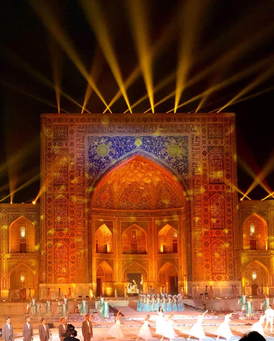 桐山マキさんのインスタグラム写真 - (桐山マキInstagram)「. . . Happy Independence Day  Uzbekistan🇺🇿✨ . . .  Uzbekistanがソ連から独立記念日に行うUNESCO国際音楽祭のビッグイベントに参加しました。 ウズベキスタン大統領が 私達にご挨拶に来て下さり ウズベキスタンの素晴らしさと 世界平和を祈り心を一つにしました。 . . #uzbekistan  #independenceday  #samarkand  #unesco #beautifulworld  #visituzbekistan  #love #myfavorite  #ウズベキスタン #サマルカンド #ユネスコ #ビッグイベント #ウズベキスタン大統領 #こんな近くにいらして下さり #感動と興奮 #政府からの招待状 #宝物にします #名前は #マキキリュヤマ #になってた #普通じゃないのが良い #これも何か嬉しかった #❤️ #🇺🇿」9月4日 12時31分 - maki_kiriyama