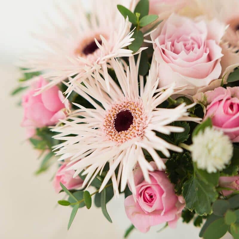 のインスタグラム：「. 秋の結婚祝いのテーマは、"幸せあふれるピンクの花々で2人を祝福" どのフラワーギフトもピンクがメインですが、明るくキュートなものもあれば、落ち着いた大人ピンクなものまで。幸せいっぱいの2人に似合うフラワーギフトを探してみてくださいね。  @psyche.flowers WEBサイトの結婚祝い特集ページより詳細をご覧いただけます。 ｰｰｰｰｰｰｰｰｰｰｰｰｰｰｰｰｰｰｰｰｰｰｰｰｰｰｰｰｰｰｰｰｰｰｰｰｰｰｰｰｰｰｰｰｰｰｰｰｰｰｰ #プシュケ #花キューピット #花 #💐 #ザ花部 #ガーベラ #花に心を込めて #暮らしに花を #花のある暮らし #丁寧な暮らし #フラワーデザイン #インテリアフラワー #フラワーギフト #フラワーアレンジメント #結婚祝い #結婚祝いのプレゼント  #wedding #ブライダル  #プシュケ_Cute ｰｰｰｰｰｰｰｰｰｰｰｰｰｰｰｰｰｰｰｰｰｰｰｰｰｰｰｰｰｰｰｰｰｰｰｰｰｰｰｰｰｰｰｰｰｰｰｰｰｰｰ」