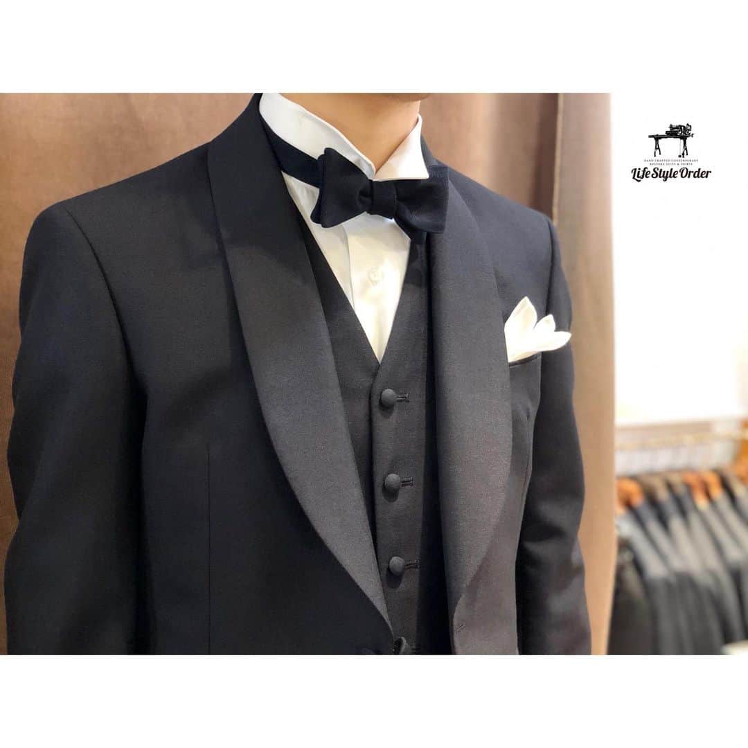 life_style_orderさんのインスタグラム写真 - (life_style_orderInstagram)「< casual×tuxedo > 襟のサテンを省いたカジュアルタキシードスタイル。  ションルカラーにVネックのベストでシンプルスタイル。 . . . ----------------------------------------- ※御来店の際は御予約をお願い致します。 ----------------------------------------- オーダーメイド製品はlifestyleorderへ。 made in japan  #lifestyleorder #ライフスタイルオーダー #オリジナルウェディング #プレ花嫁 #新郎コーデ #新郎衣装 # #ウエディングスーツ #オーダースーツ #結婚式 #2019冬婚 #2020春婚 #蝶ネクタイ #タキシード #オーダータキシード」9月4日 12時36分 - life_style_order