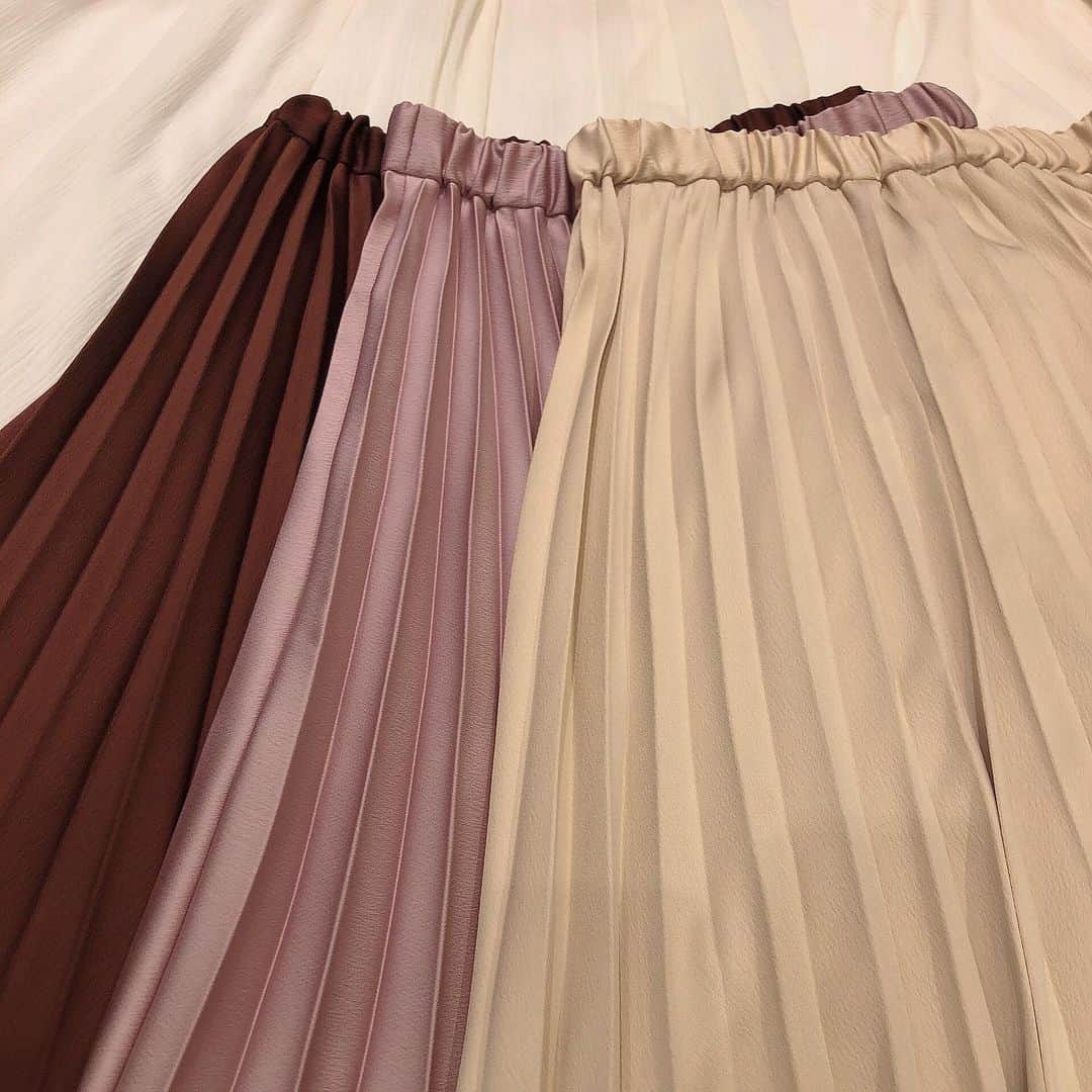 ビームス金沢さんのインスタグラム写真 - (ビームス金沢Instagram)「〈 Demi-Luxe BEAMS〉 サテン プリーツスカート ¥23,000+tax . トレンドのサテン生地を使用したプリーツスカートは今期イチオシアイテムです！ 程よい光沢感が揺れるたびに上品な印象を与えます！ . #BEAMS#DemiLuxeBEAMS#ATouchofLuxe#ishikawa#kanazawa#japan#beams金沢#ootd#デミルクスビームス#プリーツスカート#サテン#石川#金沢#日本#ビームス金沢」9月4日 12時53分 - beams_kanazawa