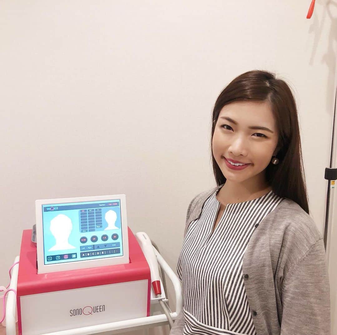 のインスタグラム：「東京中央美容外科 経過観察(^^♪ . . 先月顔にHIFU ソノクイーンを施術していただき、その経過観察に 東京中央美容外科 銀座院（ @tcbginza ）に行ってきました。 . 永峯院長（ @tcb_nagamine ）にもご挨拶して、経過観察の写真撮影をしました📸 . 1か月かけて顔がリフトアップしていき、肌の中のコラーゲンも生成されるので お肌の調子も絶好調、横から見た写真も顎のラインがすっきりしてきました！  あと1回の最終経過観察までまたどう自分のフェイスラインや肌のコンディションが変わっていくのかな。またこちらで報告しますね🌸 . . #リフトアップならTCB東京中央美容外科 #美容整形ならTCB東京中央美容外科 #東京中央美容外科 #美容外科　#銀座　#東京中央美容外科銀座院 #永峯祥子　#ソノクイーン　#ハイフ　#HIFU #リフトアップ　#PR #小顔 #175cm  #asianmodel #japanesemodel #日本」
