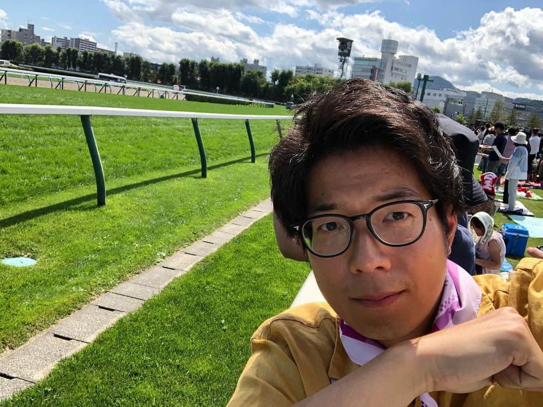 堀内大輝さんのインスタグラム写真 - (堀内大輝Instagram)「わたしの夏が終わりました…🍉 札幌競馬はこの間の日曜で閉幕。 気づけばおととしから、夏場の６週間は ほぼ毎週行っています。 個人的には夏の風物詩🐎 ことしは隔週でしたけど…笑 . 何が良いって、 色々よすぎてここでは言い尽くせませんが、 開放感、吹きぬける風、 芝の緑、奥に見える都心の街並み、 馬の疾走感、躍動感、足音、 そして馬券が当たるかどうかのドキドキ感… 後者は、ただドキドキさせるだけさせられて そのまま終わることがほとんどですが…笑 . 楽しみ方もいろいろですよ！✨ 仲間とワイワイお酒飲みながらもよし、 お子さん連れはキッズコーナーで遊ばせながらもよし、 ビアガーデン目的もよし、 美味しいグルメを堪能もよし、 ひとり一眼持ってカッコいい写真を撮りに来るもよし、 敷物敷いてピクニック気分もよし、 #松坂桃李 さん#まゆゆ さんの トークショー目当てもよし！ . まだ行ったことないという方、 老若男女問いません！ 来年こそ、ターフデビューです！ 競馬場でお会いしましょうー！☺️ . #最後の写真は #絶対にくると思っていた馬が  #4着になって現実を受け入れきれていない図 #撮影は #水野よしまさ アナウンサー #札幌競馬 #札幌競馬場 #JRA #うま #馬 #UMAJO #競馬 #夏 #ビール #ビアガーデン #カメラ #一眼レフ  #堀内大輝 #佐々木佑花 #佐藤彩 #アナウンサー #HBC #北海道 #また来年 #racehorse #horserace #racecourse #sapporo」9月4日 12時55分 - hbc_daikihoriuchi