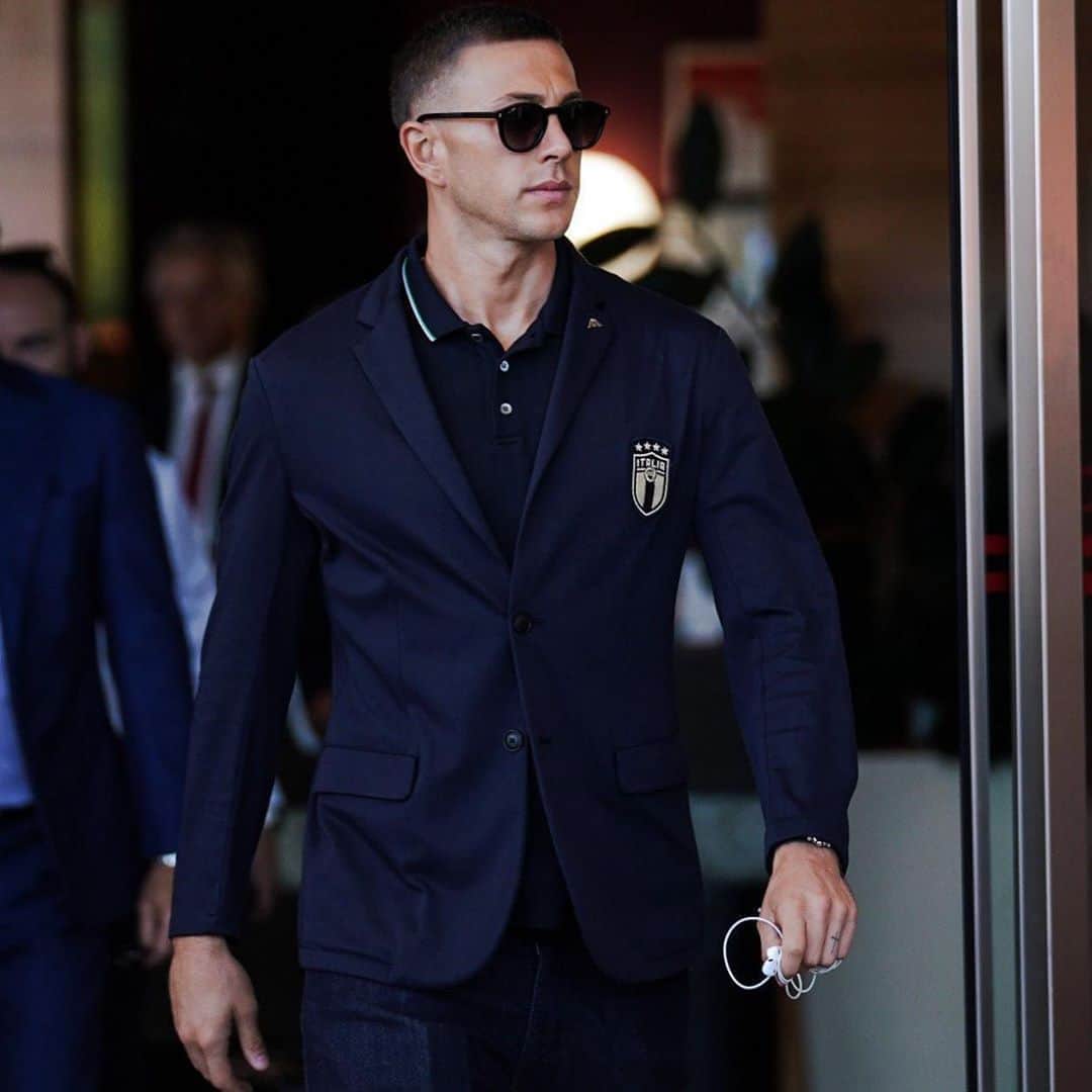 フェデリコ・ベルナルデスキのインスタグラム：「In partenza per l'Armenia, alla ricerca di tre punti fondamentali per la Nazionale. Orgoglioso di far parte degli @azzurri ! 🇮🇹」