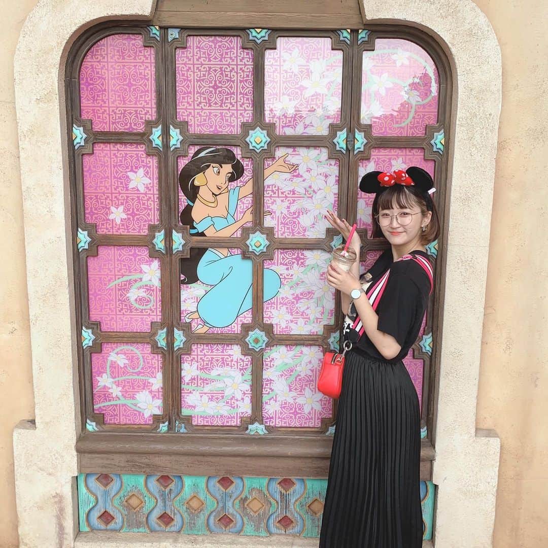 平井はんなのインスタグラム：「. 暑くてだいたい手には飲み物の写真ばかり📸 最後のはすごい顔してるけど楽しそうだから載せてみます...🌼 . #TDS #ディズニー #ディズニーコーデ #黒コーデ #オールブラック」