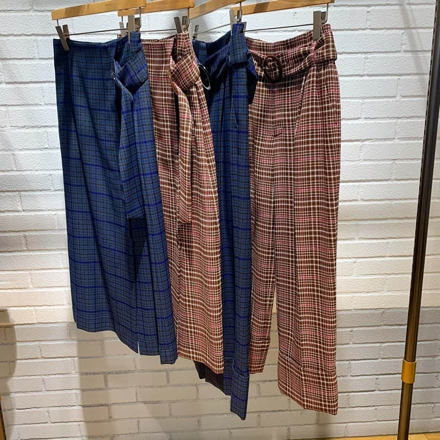 green label relaxing 自由が丘店さんのインスタグラム写真 - (green label relaxing 自由が丘店Instagram)「. 【WOMENS】HOT ITEM ‼︎‼︎ . belt skirt . 3624-147-0127 ¥9,900+tax navy/brown . belt pants . 3614-147-1907 ¥9,900+tax navy/brown . ☎︎03-5731-8531 . #unitedarrows  #ユナイテッドアローズ #greenlabelrelaxing  #グリーンレーベルリラクシング #jiyugaoka#自由が丘 #skirt #pants #widepants #スカート #チェックスカート #チェックパンツ #ワイドパンツ #チェック #チェック柄  #fashion #置き画」9月4日 18時30分 - glr_jiyugaoka