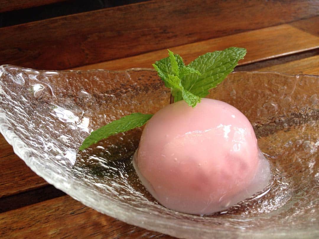 のインスタグラム：「Cooling down your temperature with 'Jewel Raspberry'.. Wanna different flavor? Don't worry.. We also have mango and matcha flavor. It's ready everyday! Available for catering, wedding, birthday and another events. Please order by phone or Whatsapp 0819 9997 3272. #toiro_wagashi #jewel #raspberry #cool #fresh #wagashi #japaneseconfectionery #delicious #canggu #batubelig #berawa #dessert #sweets」