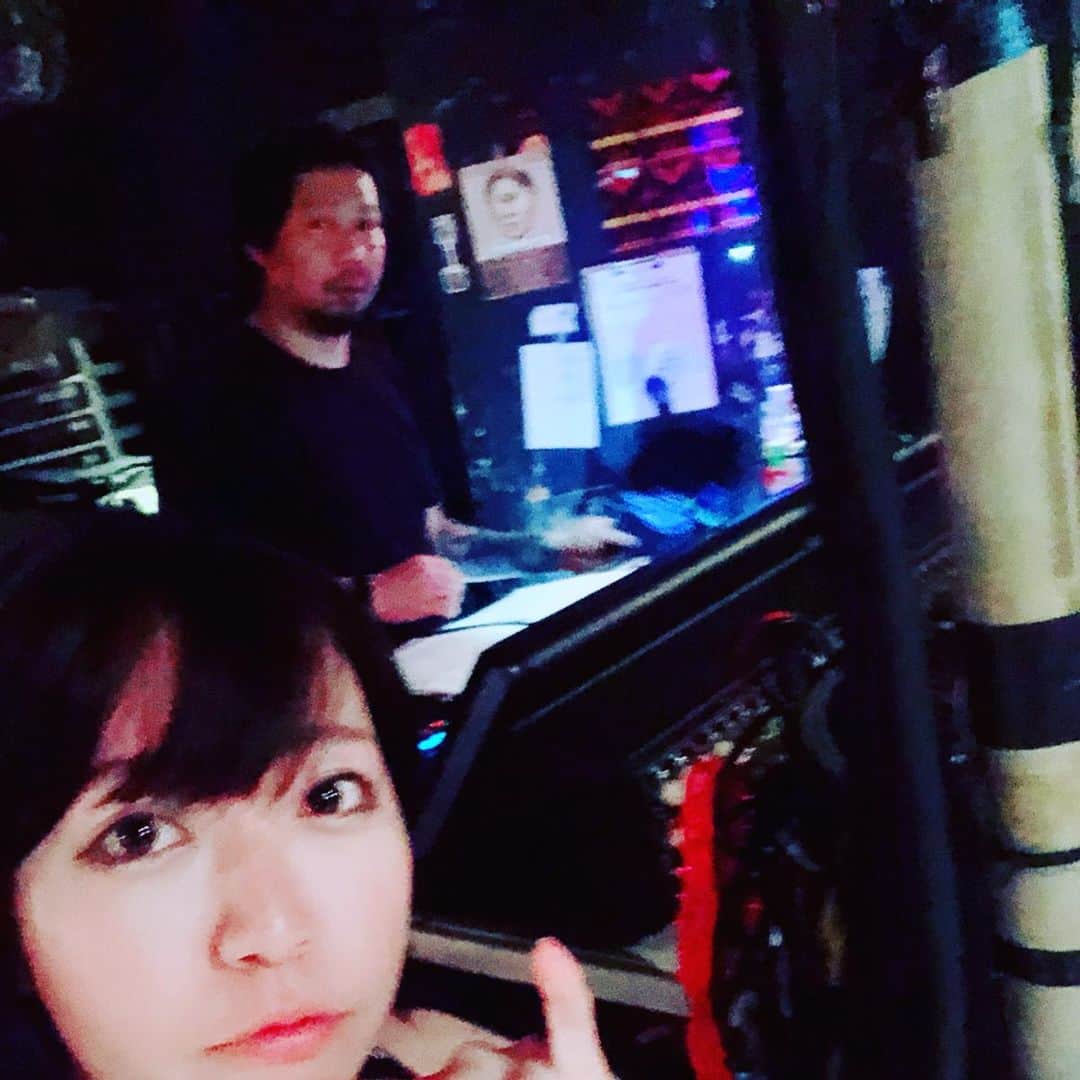のインスタグラム：「・ ・ ずーーーーーーーっとお世話になりっぱなしだった敏腕PAさんと久々にイチャイチャしたよ♡ ・ ヤバイものありますよって当時のセッティング表を見せてくれました。ベッド•インはロンモチで #例のK も。その前に在籍していた“かたすかし”はこのノートを作る前で古すぎてないそうです……時の流れを感じる！😭 ・ ・ #ベッドイン #japanese #sexy #idol」
