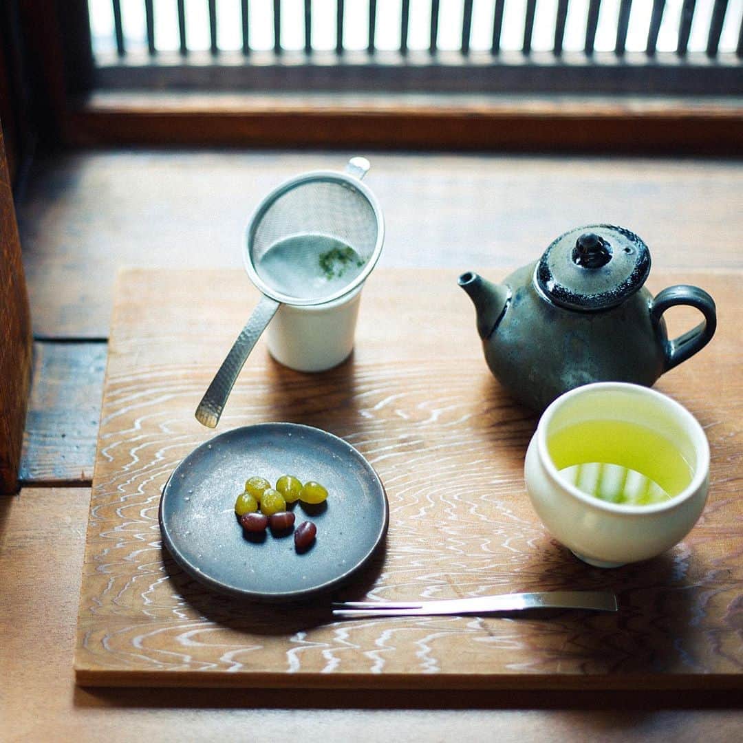Hanako公式さんのインスタグラム写真 - (Hanako公式Instagram)「軽やかなスタイルで、京都の茶の味を伝えます🌿﻿ ﻿ 今どきのミニマムなティースタンドは、〈YUGEN〉店主・須藤惟行さんの「京都の人にも自分たちのお茶に親しみを持ってほしい」という情熱が詰まった空間☁️茶葉は「喉の渇きを癒すだけでなく、お茶がある時間の有意義さを伝えるにはおいしい日本茶でないと」と、京都・和束の茶農家、杉本優治さんのかぶせ煎茶をセレクト。現代作家の茶器とのバランスも程よい。﻿ ﻿ 【Hanako_京都のほんと。発売!!】﻿ #Hanako #Hanako_magazine  #和カフェ #京都カフェ #京都グルメ #京都スイーツ #京都ランチ #京都居酒屋  #京都旅行 #京都観光 #京都かき氷 #奈良カフェ #和菓子好き #パフェ好き #スイーツ巡り #カフェ巡り#kyotocafe #cafe #kyoto #YUGEN #お茶好き #photoby_NorioKidera #Hanako京都」9月4日 13時06分 - hanako_magazine