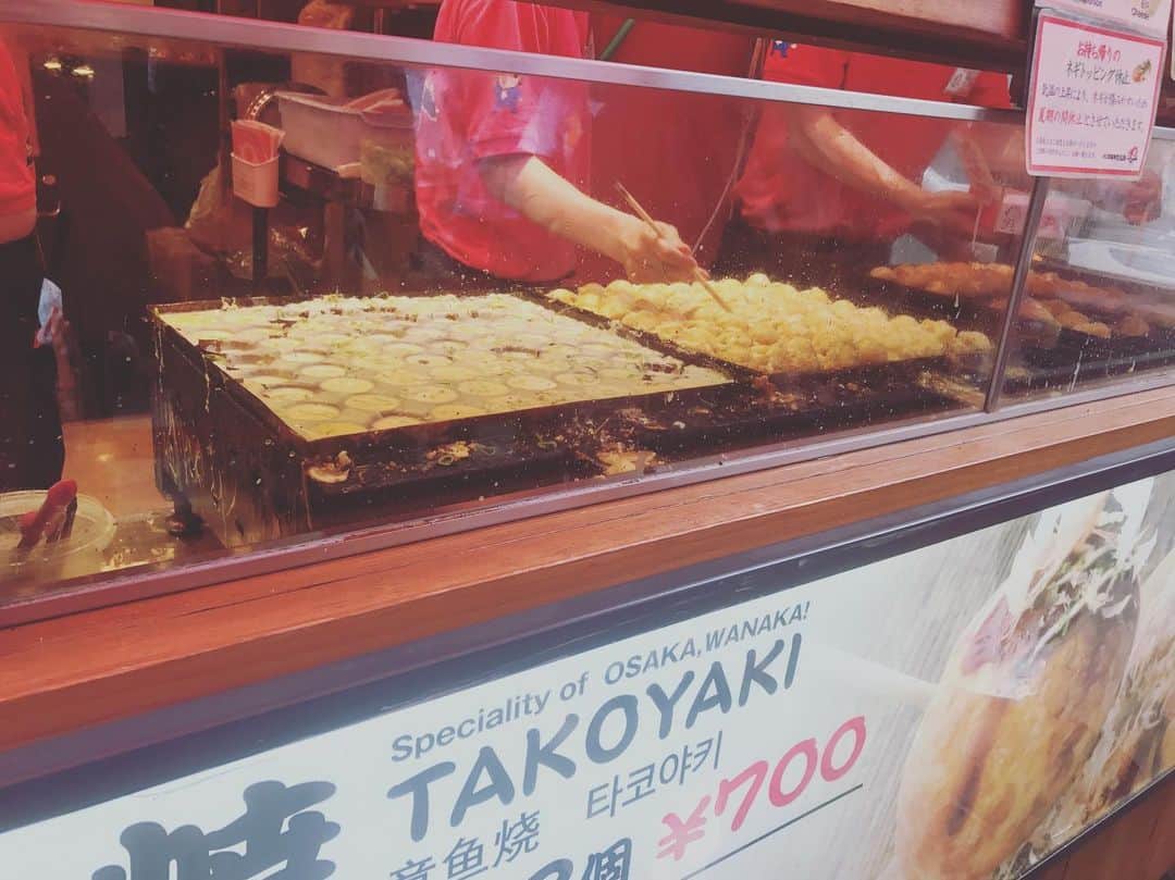 下野佐和子のインスタグラム：「大阪では、〝わなか〟のたこ焼きが一番美味しいと思ってます。味付けは、塩！これ一択です(*´σｰ｀) 8個 ¥500-  12個¥700- #たこ焼きわなか #オススメ #塩味 #青のりカツオマヨネーズかけます #マヨ多めです #千日前 #大阪グルメ #粉もん #takoyaki」