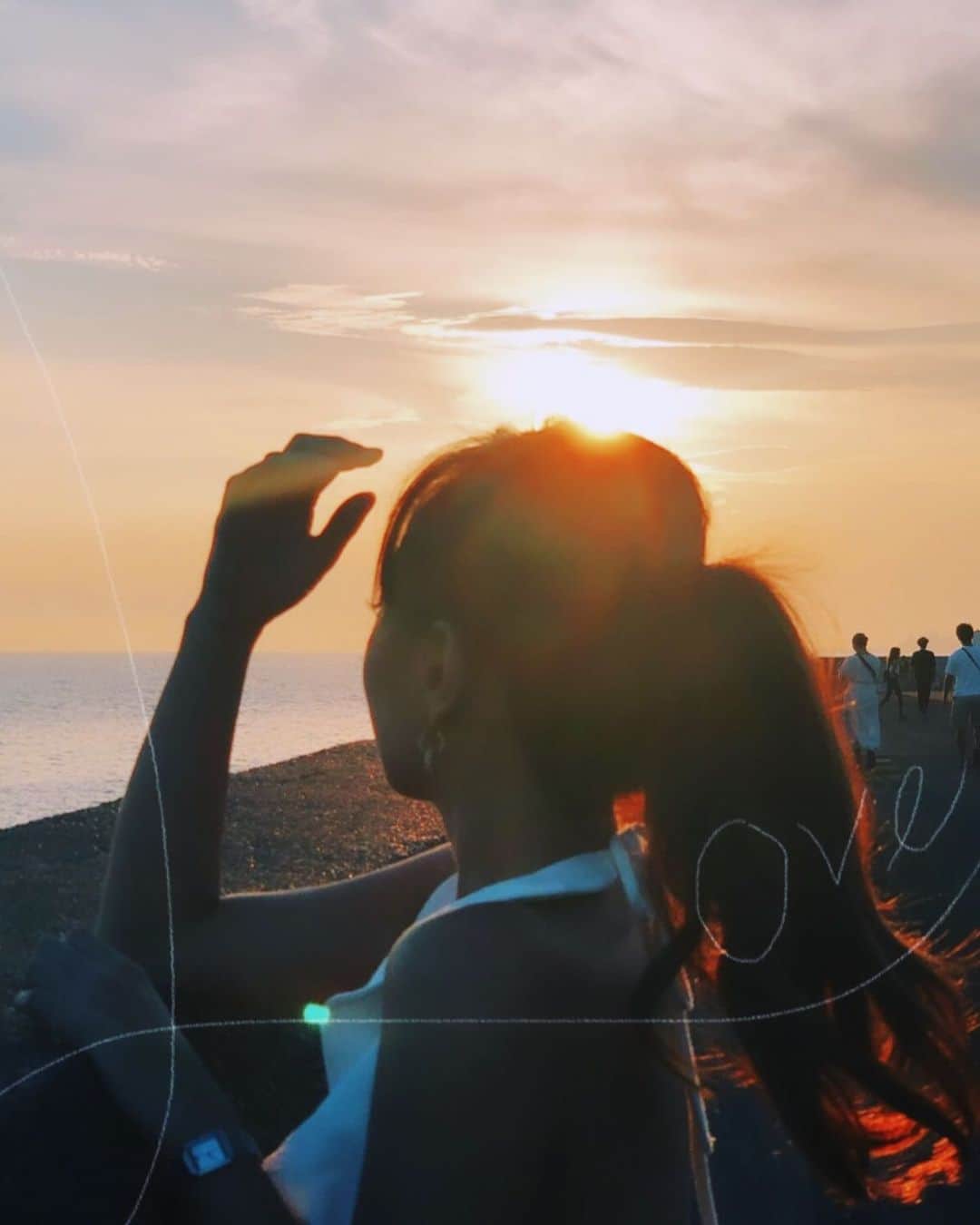 のインスタグラム：「だいすきな夏はあっという間🦋 この夏もステキな思い出が沢山できました🎞❤︎ .  夏の締めくくりはこの美しいSunsetを眺め黄昏てたよ〜🌅 .  美しい空はいつまでも眺めていられる。 穏やかな気持ちになれる🕊」