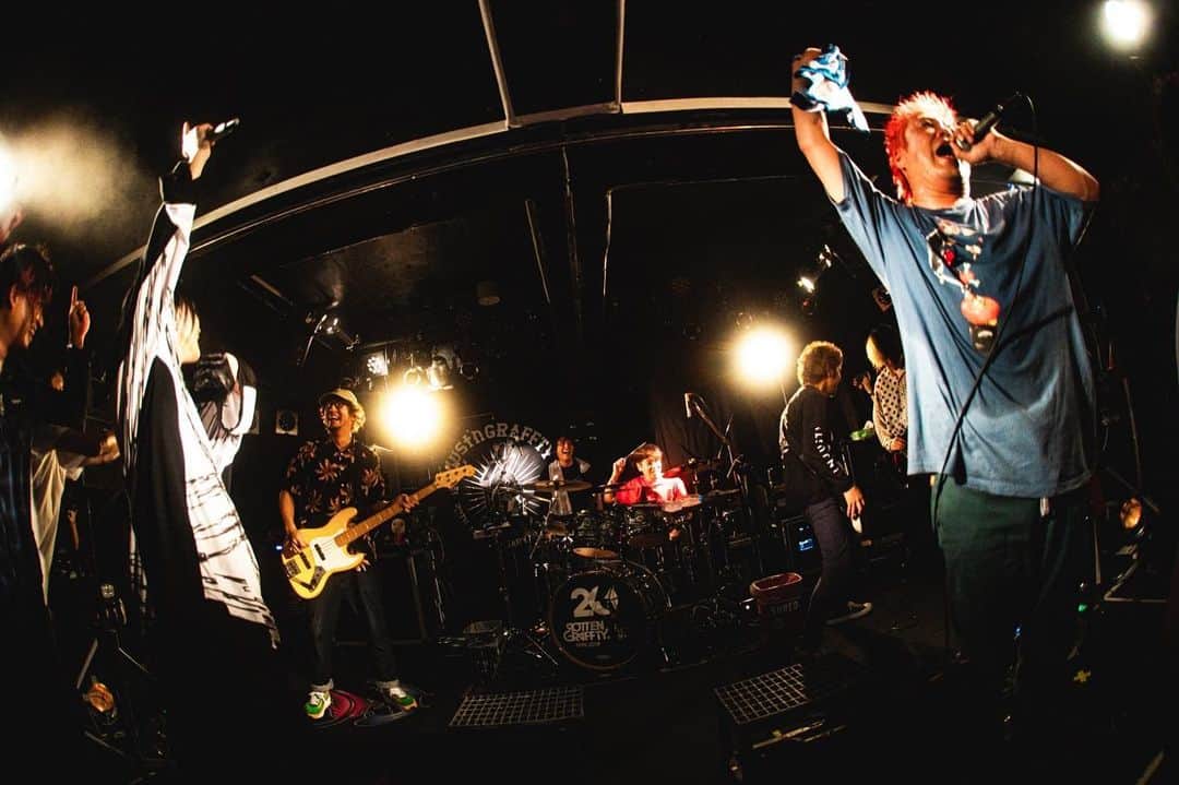 HIROSHIさんのインスタグラム写真 - (HIROSHIInstagram)「20周年同志の dustboxとのスプリットツアー  dust'nGRAFFTY  小倉FUSE最高!!!!!!!! また帰ってくる。  photo by @kawado_photo  #dustngraffty #dustbox #rottengraffty」9月4日 13時41分 - hirorinq