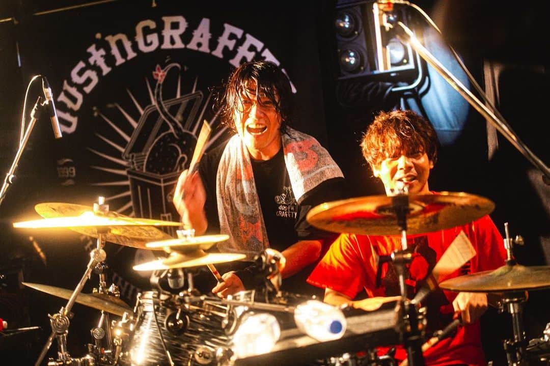 HIROSHIさんのインスタグラム写真 - (HIROSHIInstagram)「20周年同志の dustboxとのスプリットツアー  dust'nGRAFFTY  小倉FUSE最高!!!!!!!! また帰ってくる。  photo by @kawado_photo  #dustngraffty #dustbox #rottengraffty」9月4日 13時41分 - hirorinq