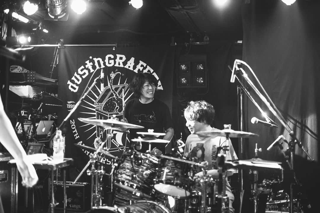 HIROSHIさんのインスタグラム写真 - (HIROSHIInstagram)「20周年同志の dustboxとのスプリットツアー  dust'nGRAFFTY  小倉FUSE最高!!!!!!!! また帰ってくる。  photo by @kawado_photo  #dustngraffty #dustbox #rottengraffty」9月4日 13時41分 - hirorinq