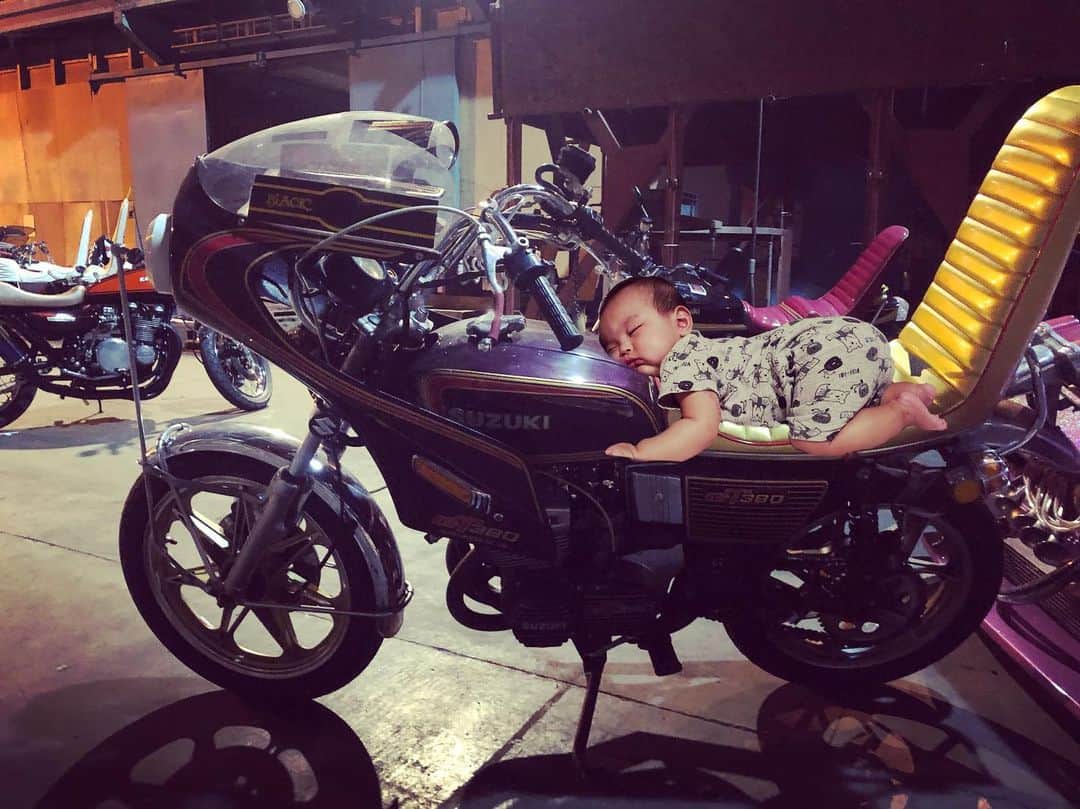 岡田義徳さんのインスタグラム写真 - (岡田義徳Instagram)「我が子の寝相アートVo.18 撮影で使ったバイクに我が子を合成しました。 ここでお知らせ。 本日深夜、0:25より、 「MATSUぼっち」にTAKHIRO君と出演しますー！ 皆様、是非ご覧くださいませ！  #岡田義徳#寝相アート#我が子#子育て #matsuぼっち #exilematsu #takahiro #三人の信長」9月4日 13時51分 - yoshinori_okada_44