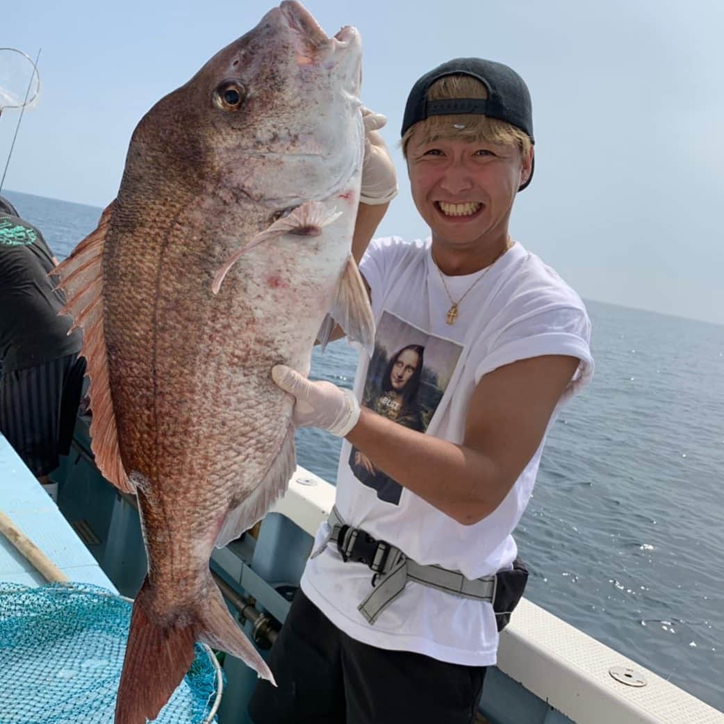 大野雄大さんのインスタグラム写真 - (大野雄大Instagram)「8キロの真鯛が釣れました！！！笑  人生初めて釣った真鯛がこんなに大きかったので嬉しすぎました！！笑」9月4日 14時00分 - da_ice_udai