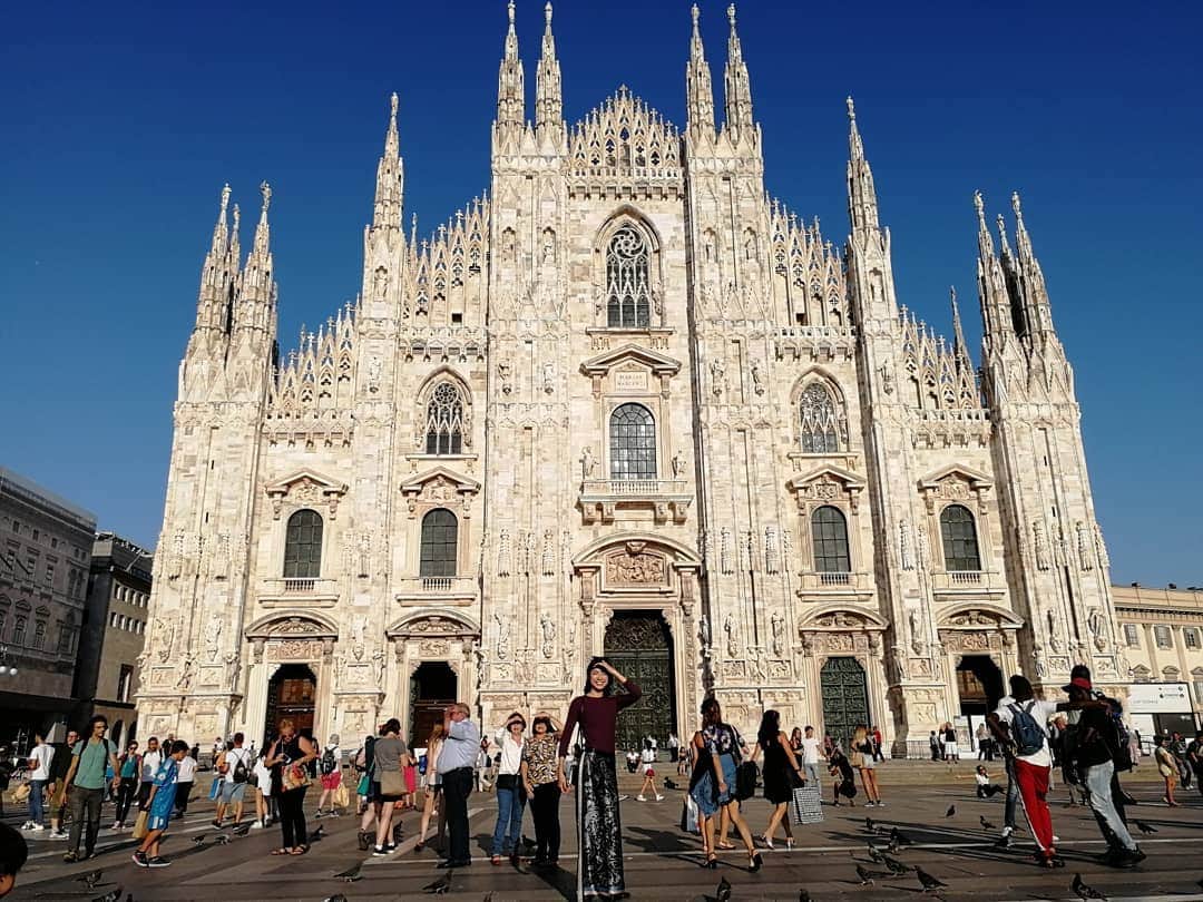 のインスタグラム：「スイス🇨🇭ツェルマットから、電車で3時間、イタリア🇮🇹のミラノへ✨28℃❗暑いよ〜😅 アペリティーボ初体験✌️ お酒を頼むと、食事のビュッフェがついてくるという、お得なスタイル❗ カクテル1杯€11と少し高めだけど、こんなお料理が食べ放題だなんて、安過ぎる🤣🤣🤣味も美味しい💕  #milano #ミラノ #italy #イタリア #イタリア旅行 #ミラノ大聖堂 #duomo #ドゥオモ #アペリティーボ 🤔#aperitivo #海外旅行 #海外暮らし #海外旅行好きな人と繋がりたい #旅スタグラム #travelphotography #旅女 #旅したくなるフォト」
