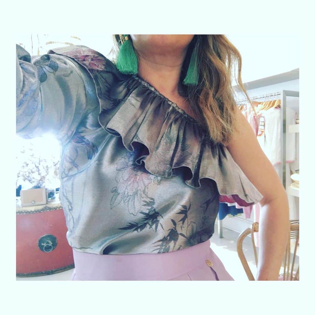 のインスタグラム：「SPRING HUES 💚💜#cocoribbon #luxedevalentina today @collectiveonqueen 64 Queen Street Woollahra 👑 Tap to shop top AUD$499 • #cocoribbon #bohemeluxe #luxe #luxefabric #silk #timeless #prints #chinoiserie #chinois #fashion #boutique #blouse #dress #shop #love #instastyle #london #sydney #ruffles #florals #embellishment #colourcrush #colour #welltravelled #chic #limitededition」