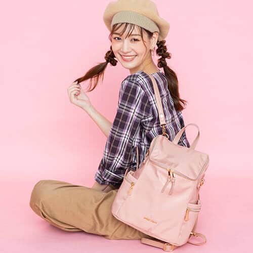 passage mignonのインスタグラム：「💗the Pink collection💗 秋の始まりはここから❣️ . Passage mignonがお贈りする、甘さの中にも大人っぽさ、クールさを取り入れた、秋のピンクカラーコレクション🎀 . . シンプルデザインの2WAYリュック❤︎ ナイロン素材だから軽く、使い勝手のいいサイズ感でデイリーユースにぴったりです😍 . . . #passagemignon#パサージュミニョン#パサージュ#バッグ好き#リュック女子#ピンクバッグ#ボストンバッグ#大人可愛い#大人カワイイ#上品可愛い#トレンドファッション#ファッションアイテム#プチプラ高見えコーデ#ピンク好きな人と繋がりたい#🎀」