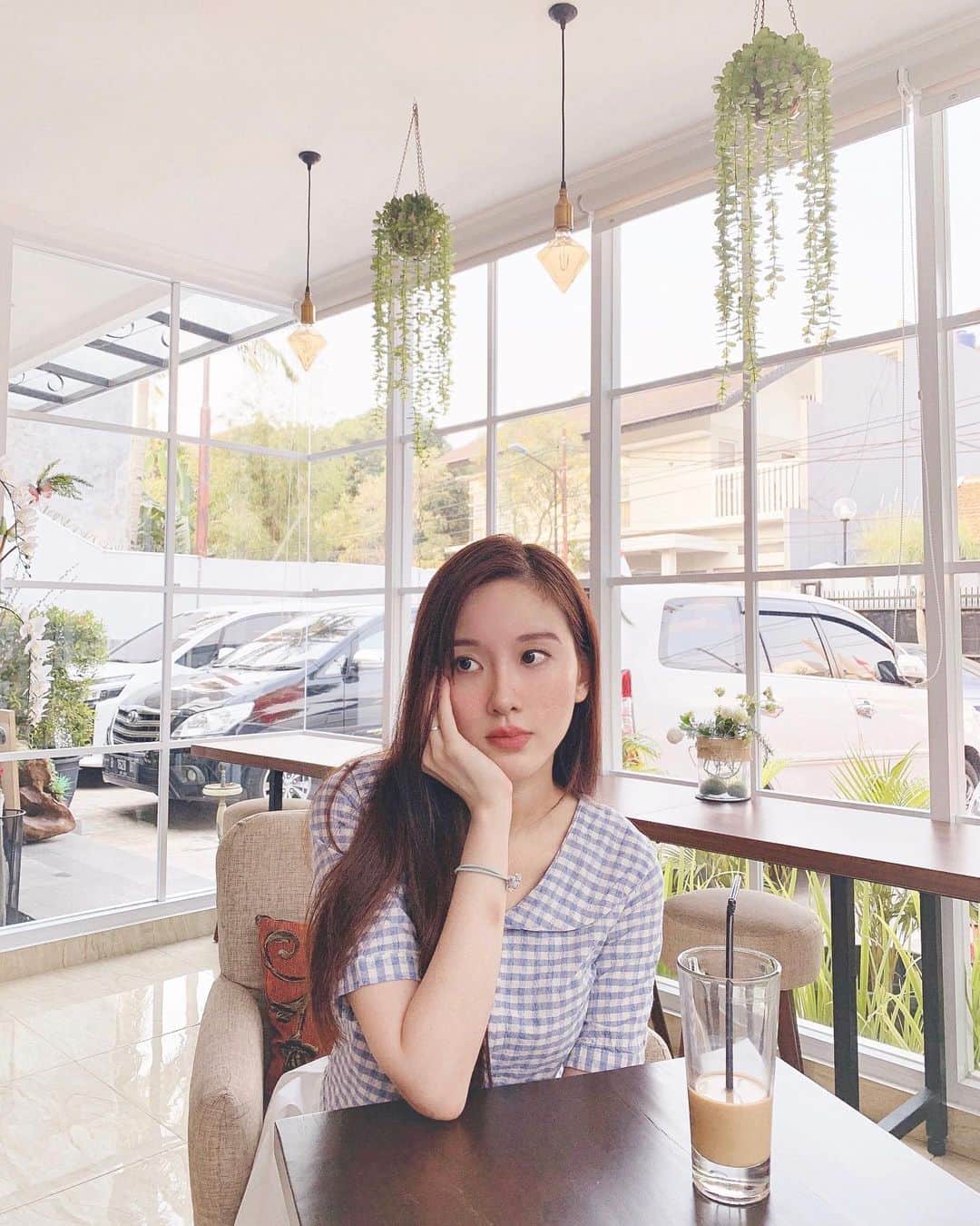 ジェシカ・ヤマダのインスタグラム：「Kadang suka mikir, kenapa ya cowok (baca: suami) yang ga pernah rawat kulit, bisa langsung tidur tanpa cuci muka, habis pegang duit terus pegang pipi... TAPI TUH KULIT MULUS-MULUS AJA GA PERNAH JERAWATAN APA BERMASALAH GITU (swipe untuk melihat wajah congkak yang bersangkutan). 😌🤛 . Mana sekarang sejak berkembang biak aku boro-boro ada waktu treatment atau coba skincare ini itu, kadang aja kalo malam @jessbebes udah nemplok, aku suka lupa hapus mekap terus ketiduran (dan dosa itu berubah jadi jerawat mungil keesokan harinya). ☺️🕺🎈 . Nah, katanya sih bentar lagi bakal ada produk baru (hint: teknologi DNA, tepat sasaran, hemat waktu-uang-air mata) di smartskinsolution.com. Apakah ini koentji permasalahan kulit aku dan kau? 🤔 . #jessshares #mumlife #antjess #smartskinsolution」