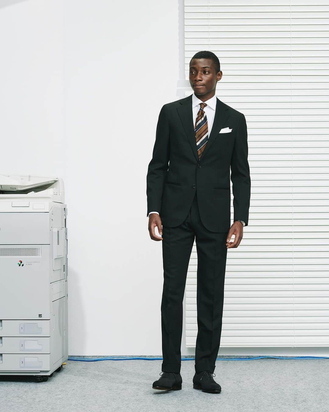 のインスタグラム：「デイリーに着られるブラックスーツ。 #UnitedArrows #suit #dress」