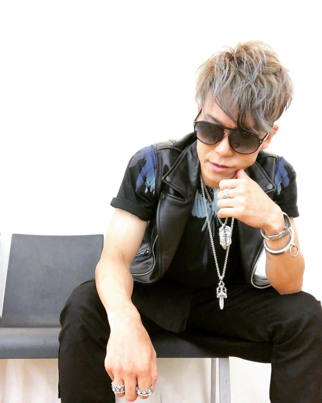 SHINPEIのインスタグラム：「本日、BREAKERZ 20th single「闇夜に舞う青い鳥」がリリース！﻿ ﻿ 20枚もリリース出来るのは、ファンの皆が応援してくれたからこそです。﻿ 本当にありがとう。﻿ ﻿ BREAKERZの現在が詰まった、最高のROCKサウンドに仕上がりました。﻿ 是非聴いてね！﻿ ﻿ ◾︎リリース記念コメント映像﻿ https://www.youtube.com/watch?v=h7DfzXLr_6I﻿ ﻿ ◾︎ 音源配信もスタート！﻿ ﻿ iTunes﻿ https://music.apple.com/jp/album/tu-ying-single/1477798006﻿ ﻿ mora﻿ https://mora.jp/package/43000020/ZACL-4051/﻿ ﻿ レコチョク﻿ http://recochoku.jp/album/A1012422308/﻿ ﻿ BEING GIZA STUDIO﻿ https://sp.being.co.jp/music/break/zacl-4051﻿ ﻿ ◾︎CD購入者特典﻿ https://breakerz-web.net/news/release_045.html﻿ ﻿ 盛り沢山の9月、駆け抜けます！」
