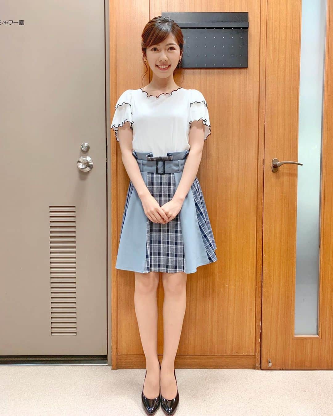 川又智菜美のインスタグラム：「はやドキ💙水曜日﻿ 今日もありがとうございます✨﻿ ﻿ 今日の衣装はこちら💁‍♀️﻿ チェックのスカートでしたよ〜😊﻿ ﻿ そして、珍しく髪型は編み込んでもらいました！﻿ 皆川さんには﻿ 「今日の髪、アナと雪の女王のエルサみたい」﻿ と言ってもらえてなんか嬉しかったです😚﻿ ﻿ Let it go~❄️﻿ ﻿ #tbs #はやドキ #アナウンサー #セントフォース ﻿ #川又智菜美 #衣装 #チェックスカート #編み込み﻿ #エルサヘアー #9月 #すいようび」