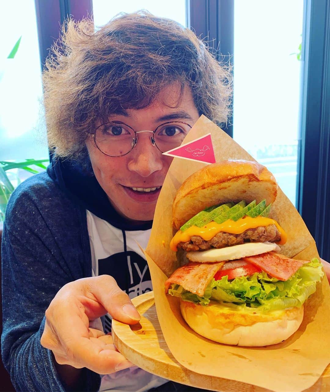 杉浦太陽さんのインスタグラム写真 - (杉浦太陽Instagram)「のんママのお店、 シエルアムールのハンバーガー🍔  釣りよかでしょう🎣の、むねお氏と(^^) シエルよかでしょう！  @ #シエルアムール #シエルバーガー #釣りよかでしょう #むねお氏 #シエルよかでしょう #バーガーよかでしょう🍔」9月4日 14時23分 - sugiurataiyou_official