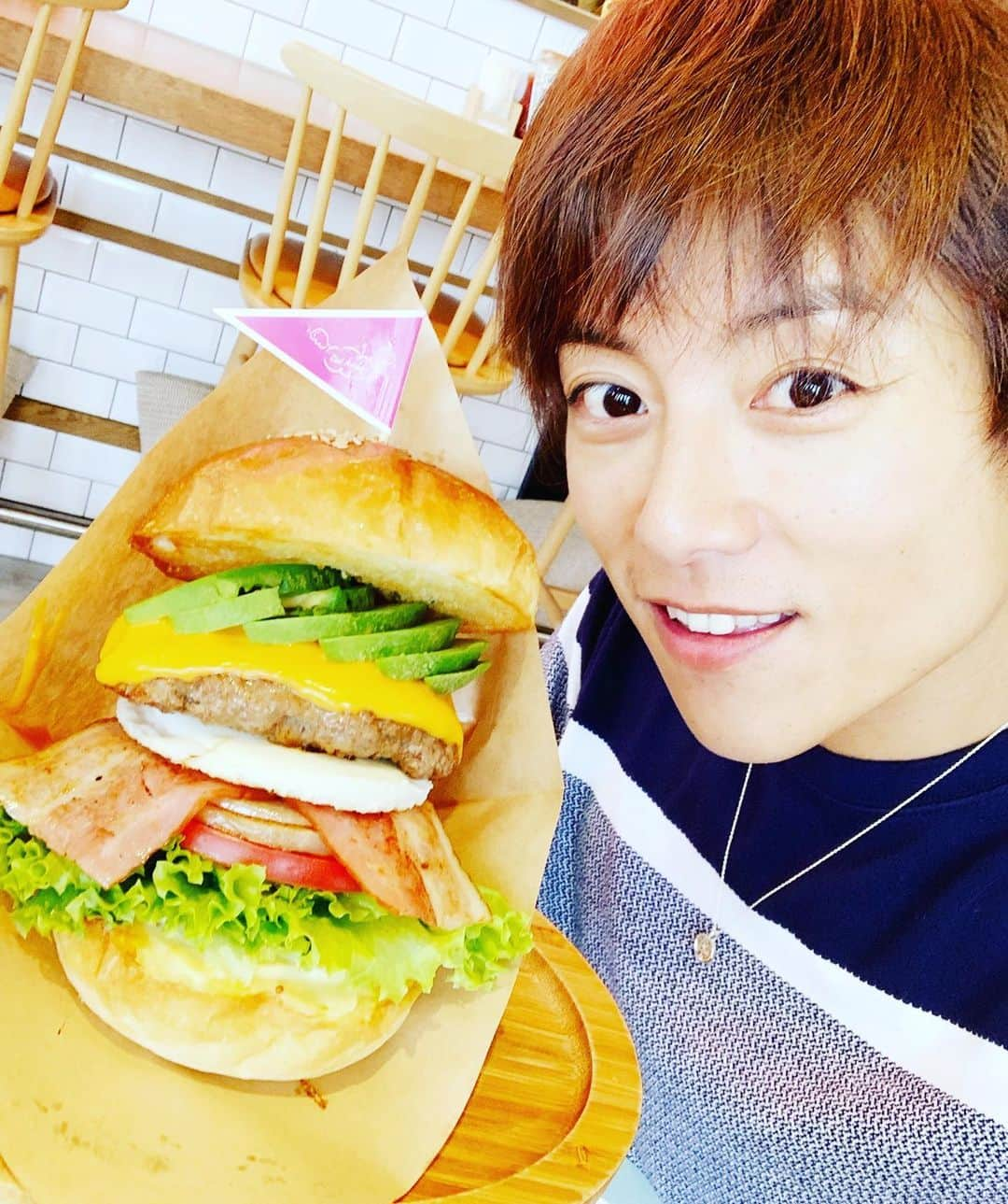 杉浦太陽さんのインスタグラム写真 - (杉浦太陽Instagram)「のんママのお店、 シエルアムールのハンバーガー🍔  釣りよかでしょう🎣の、むねお氏と(^^) シエルよかでしょう！  @ #シエルアムール #シエルバーガー #釣りよかでしょう #むねお氏 #シエルよかでしょう #バーガーよかでしょう🍔」9月4日 14時23分 - sugiurataiyou_official