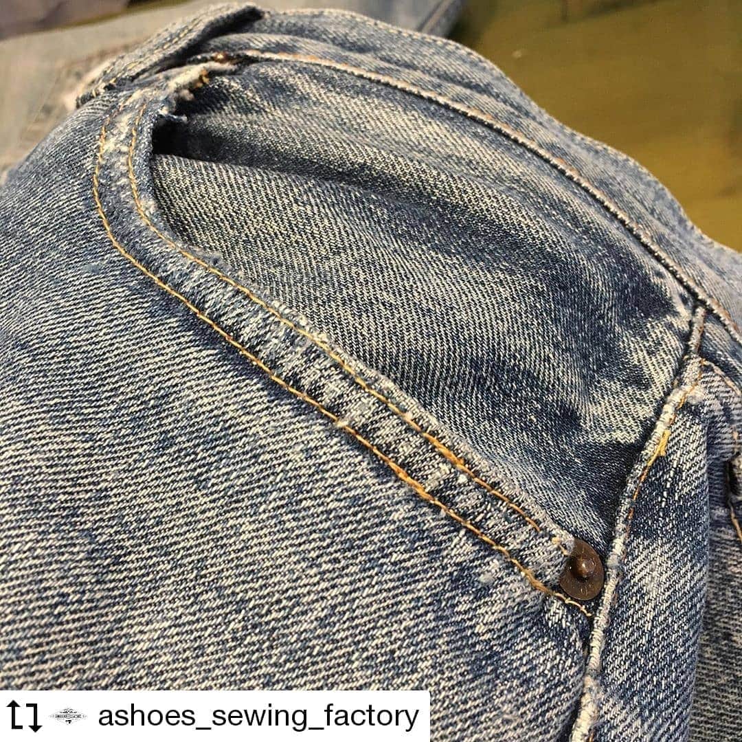 select shop「ASHOES」 SHOP STAFFのインスタグラム：「#Repost @ashoes_sewing_factory Made by @Image.Downloader · · · · 前ポケットくちのリペア。  デニムでは最も入り組んだ箇所で、リベットを外さずリペアする場合、ミシンを入れるスペースの狭さや、スレキやポケット口の生地目を整える労があるリペアです。  口部分のデニム地とスレキのほころびをリペアして縫い直しました^_^  お気軽に ご相談ください。 −−−−−−−−−−− ジーンズをカッティングから丸縫いもしています。  シルエットの別注も可能です。 −−−−−−−−−−− #リメイク #デニムリペア #ジーンズ修理 #デニム修理 #サイズ変更 #幅出し #handmade #ハンドメイド #ashoes #亜洲'S #さいたま #大宮 #デニム #ジーンズ #裾上げ #チェーンステッチ #お直し #リペア #穴埋め #タタキ #singersewing #Unionspecial #sewing #sewingmachine #ミシン #シンガーミシン #ユニオンスペシャル #jukI #unionspecial43200g」