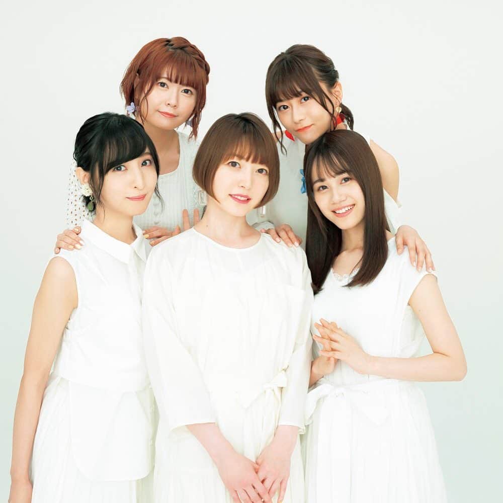 週刊少年マガジンのインスタグラム：「発売中の #マガジン 40号、表紙&巻頭グラビアは #五等分の花嫁 スペシャル！ ヒロイン声優大集合！ #花澤香菜 #竹達彩奈 #伊藤美来 #佐倉綾音 #水瀬いのり  撮影 / Takeo Dec. デザイン / 松本麻実（GROSVENOR design）」