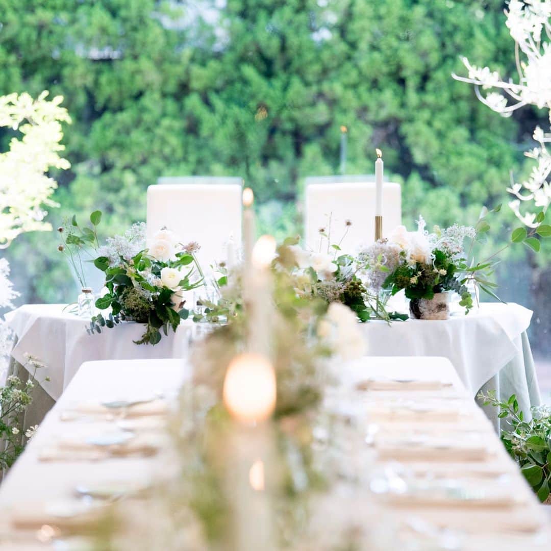 メゾン・ド・タカ芦屋さんのインスタグラム写真 - (メゾン・ド・タカ芦屋Instagram)「. ✴︎total coordinate✴︎ . コンセプトカラーを絞ってシンプルに美しく。 . WHITE × GREEN × beige PINK  グリーンを基調に、大きめのお花やバラ、アクセントにキャンドルも灯して。 .  ご自身で用意されたミラー席札も素敵。 オリーブの葉のナフキンフラワーやテーブルナンバー、キャンドル🕯には〝GOLD〟を入れてナチュラルすぎないのもいいですね✧ . . ---------------------------------------------------- ▶︎今週末のブライダルフェアは、【フラワーリース作りのワークショップ】です。 @infini.fleur . ゼクシィネットに9／7土曜のフェアの詳細をご案内しています。 【残席2席】のみの為、お早めの問合せお待ちしています。 . . @maisondetaka_wedding 🌿 TEL 0797-35-1900」9月4日 14時29分 - maisondetaka_wedding
