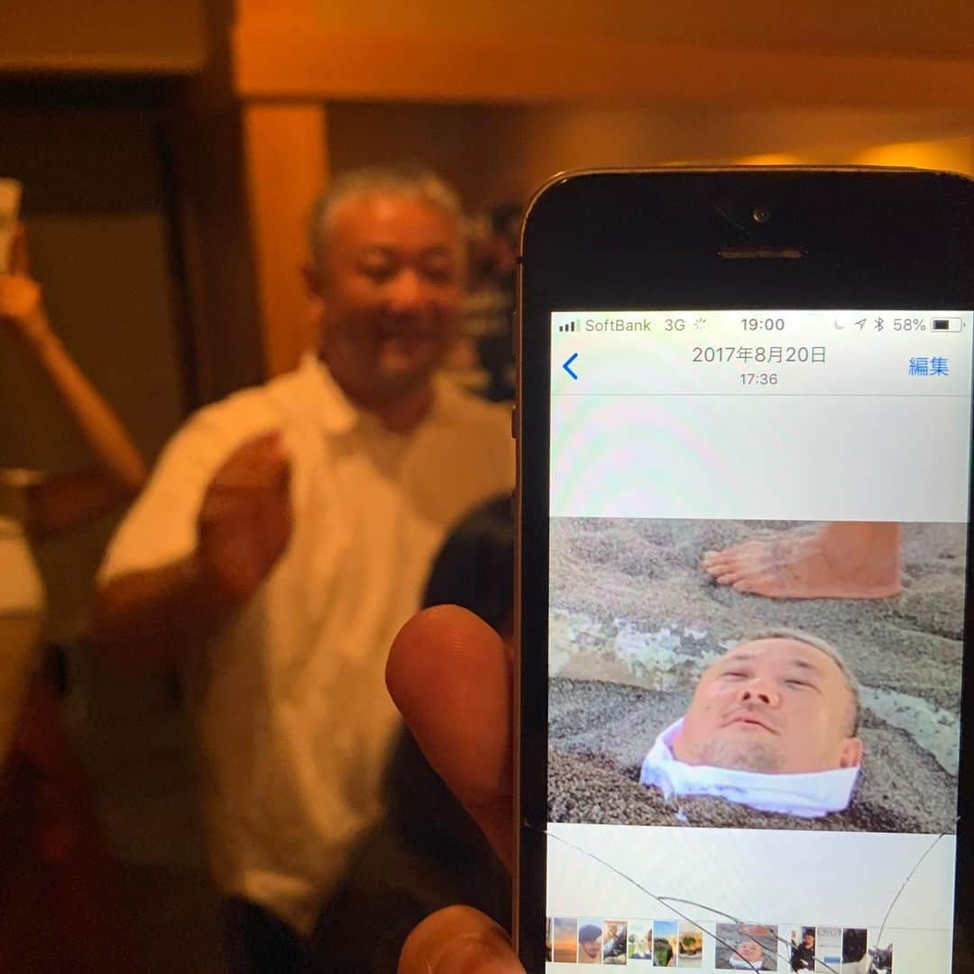 西田善太さんのインスタグラム写真 - (西田善太Instagram)「秘蔵写真をそっと見ながら本人と記念写。  #askshin」9月4日 14時34分 - zentanishida