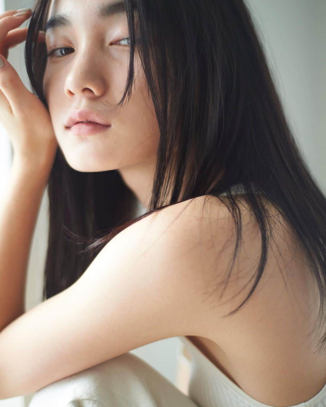 花盛友里のインスタグラム：「ななちゃま。 こんなかわいい高校生いていいのかよー！！ 話したら面白い子すぎてツッコミどころ満載だったわ♡  mo/ 新野尾七奈 ph/ 花盛友里 st/ 小泉茜 hm/ 宗万夏子 ed/ 鏡裕子」